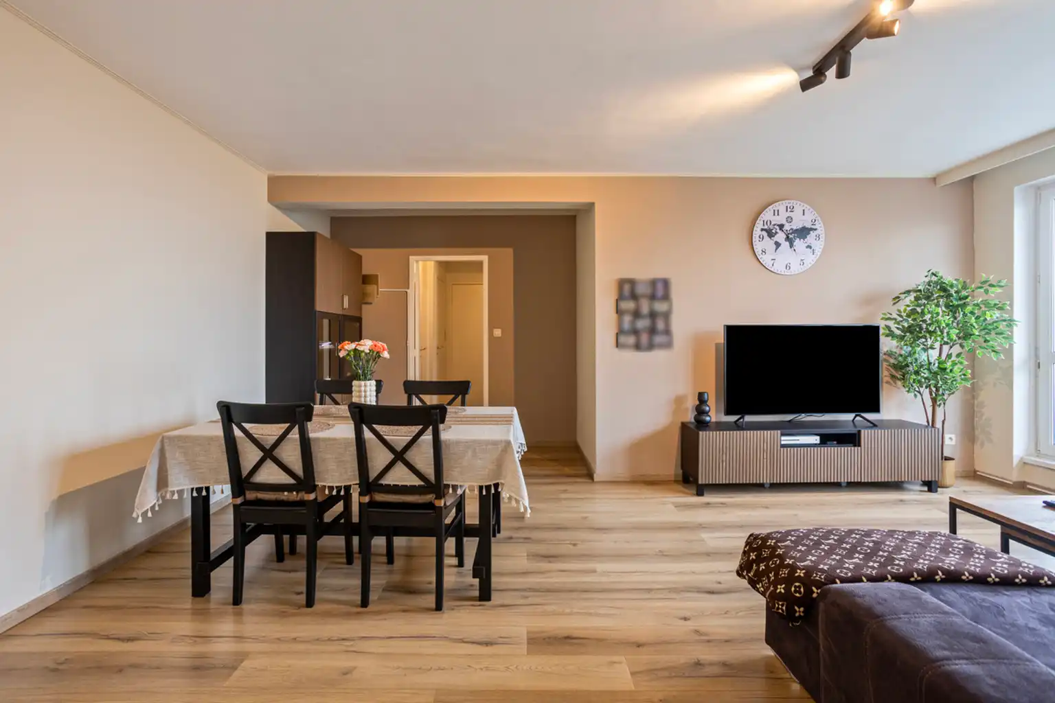 Instapklaar 2 slaapkamer appartement met prachtig uitzicht  foto {{pictureIndex}}