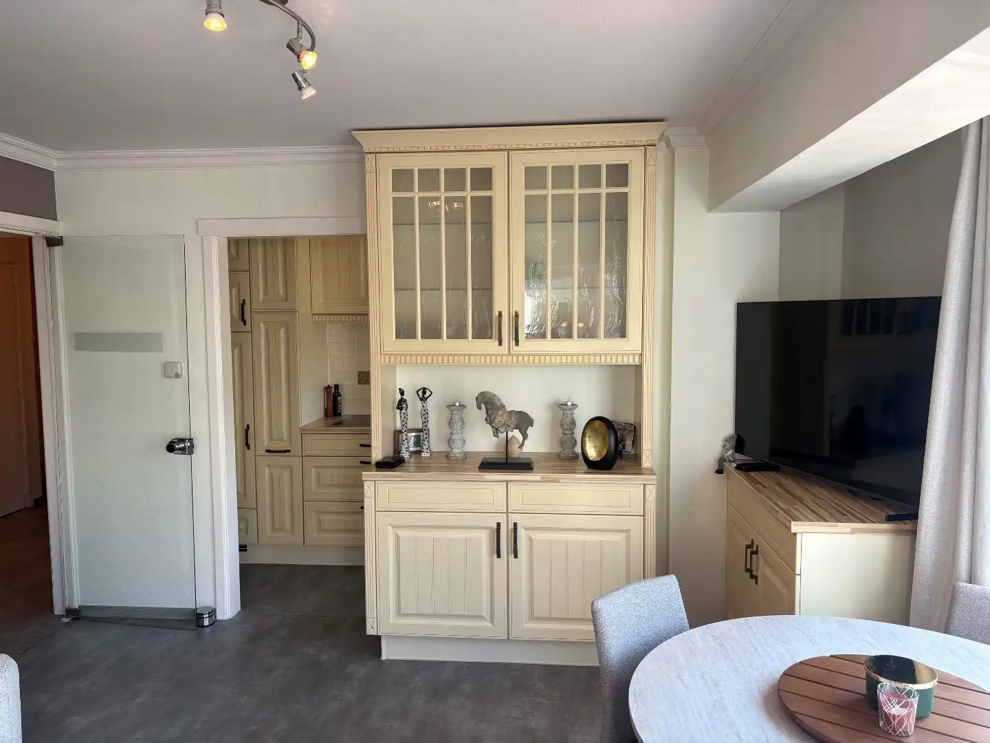 Lichtrijk knus appartement met 1 slaapkamer, niet gemeubeld foto 4