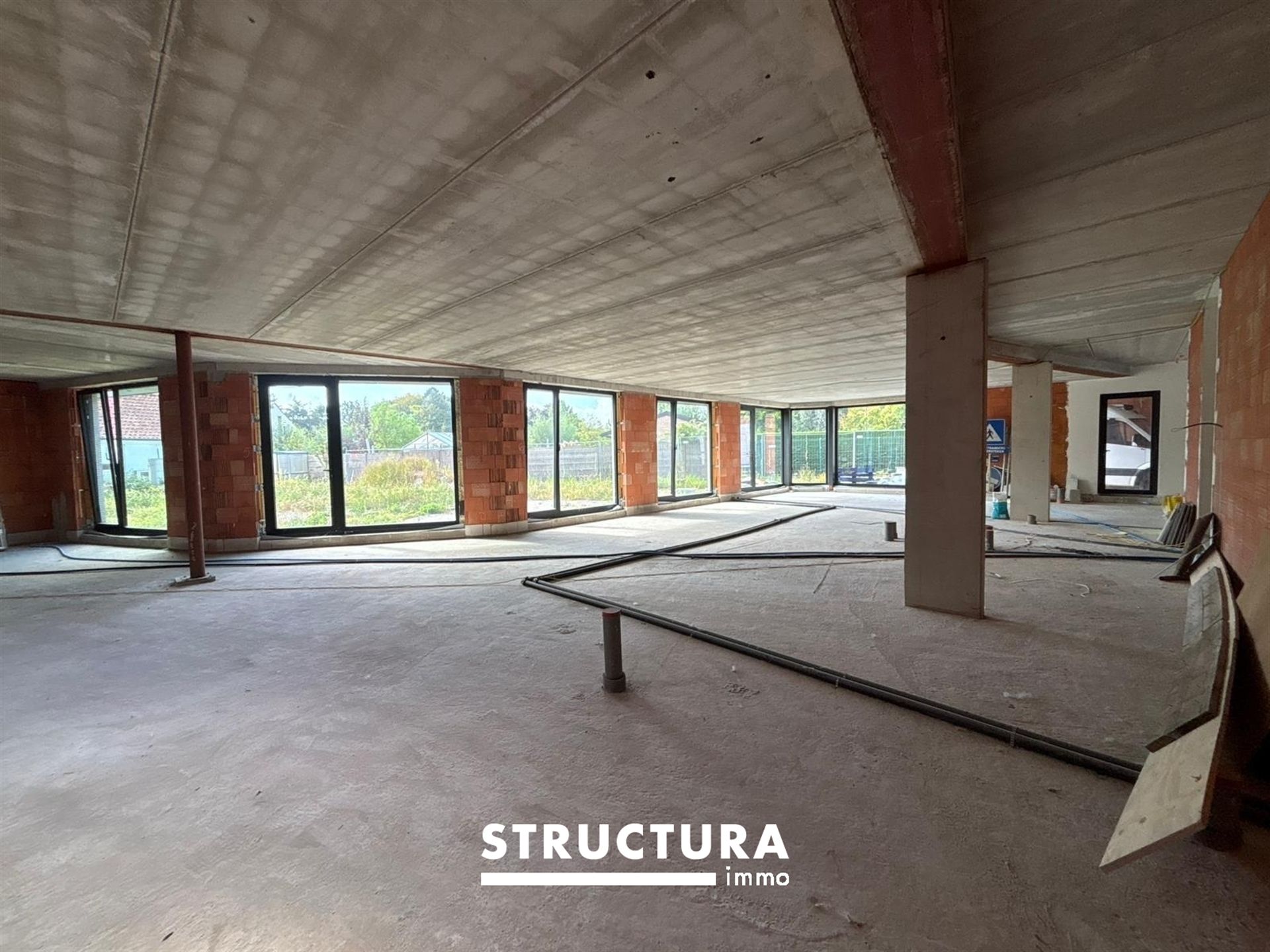 Nieuwbouw handelsruimte op commerciële liggen in het centrum! foto 8