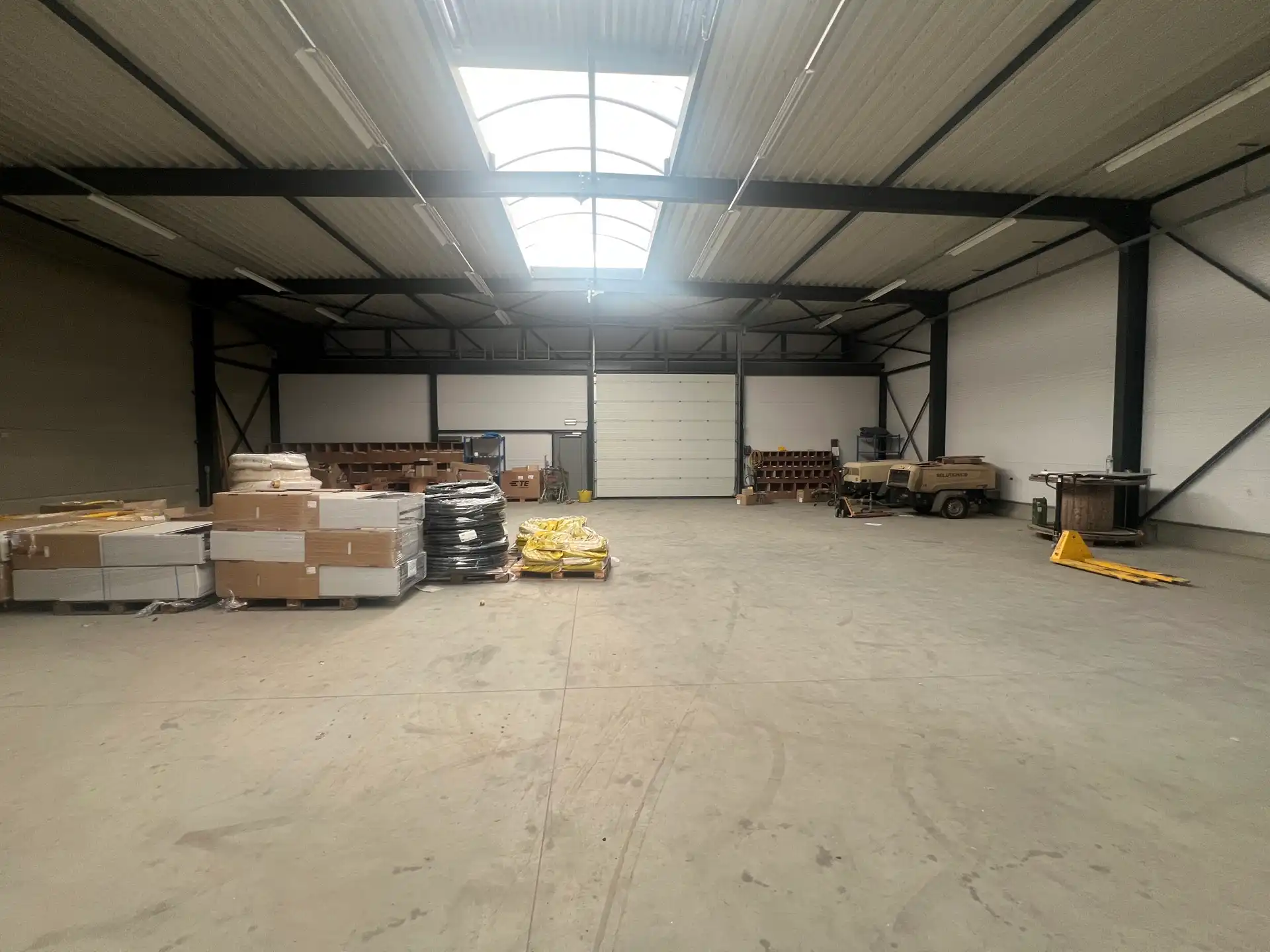 MULTIFUNCTIONEEL BEDRIJFSGEBOUW MET APPARTEMENT EN BUITENTERREIN foto 6