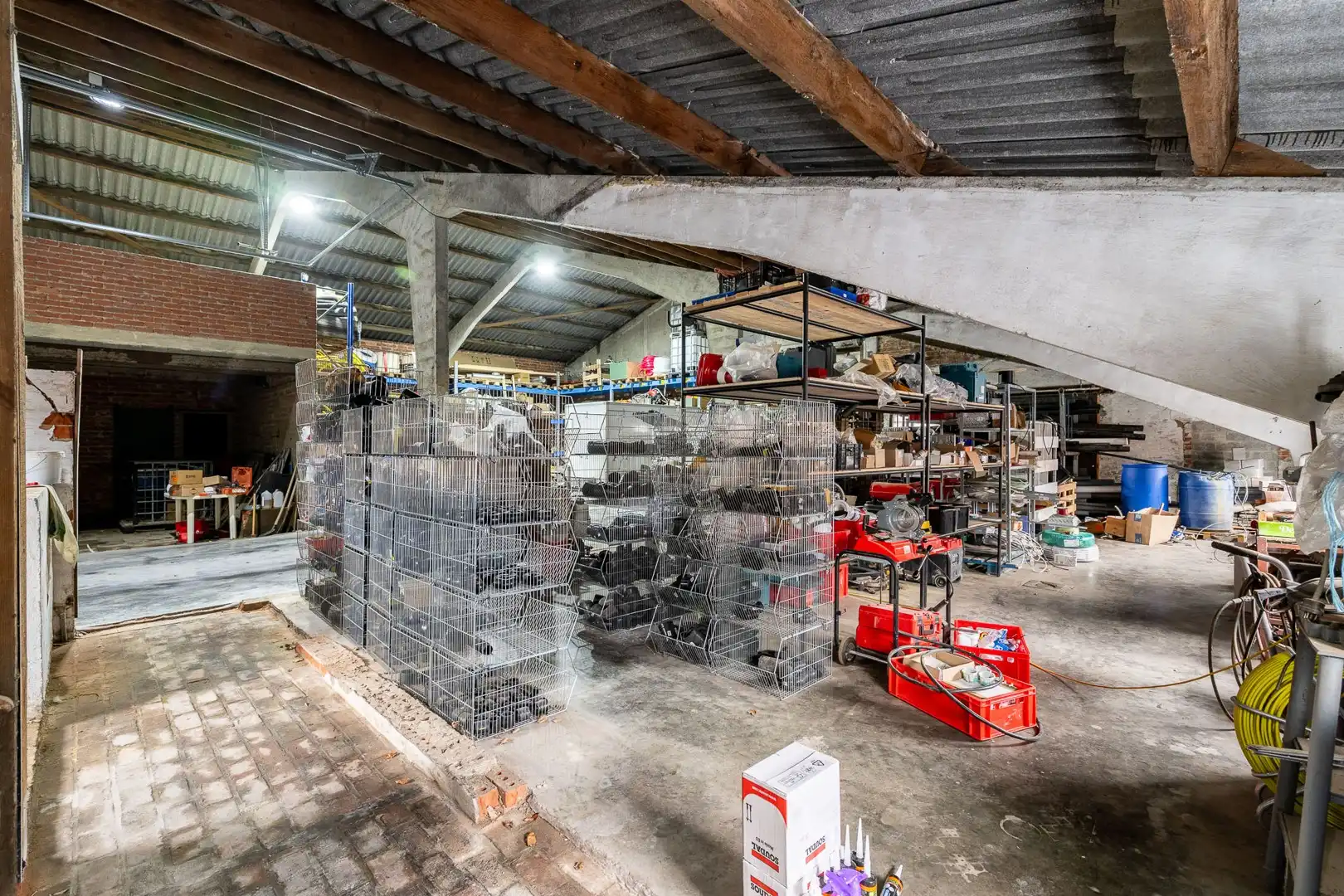Woning met vernieuwde loods in Gits foto 17