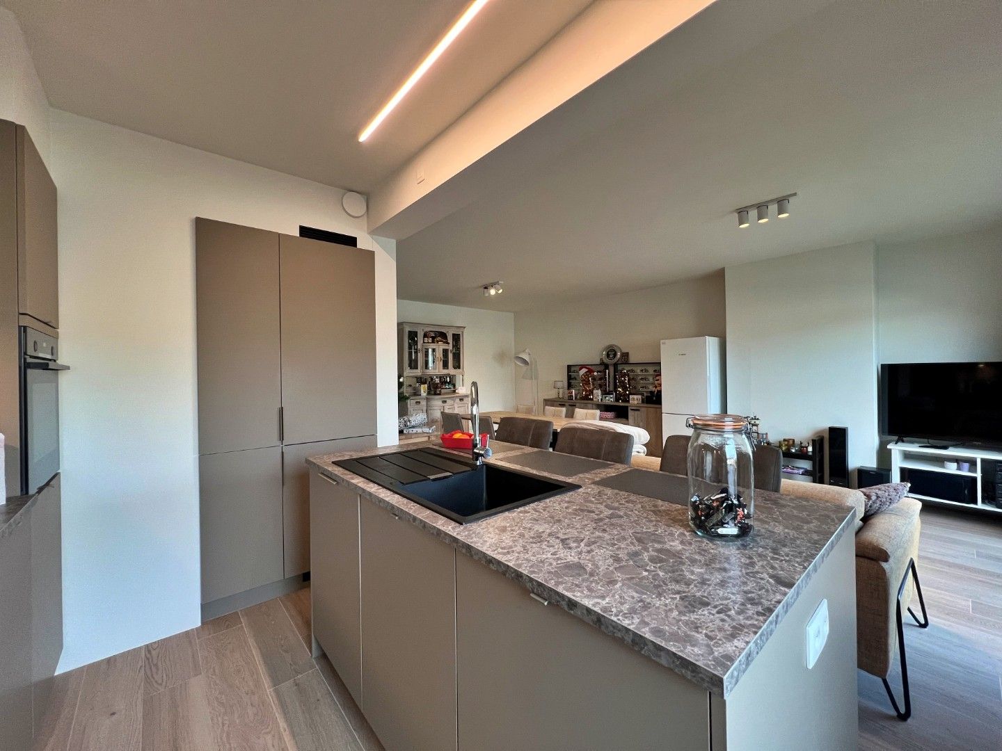 Prachtig gerenoveerd appartement met 2 slaapkamers, garagebox en zolderberging te huur te Wondelgem foto 7