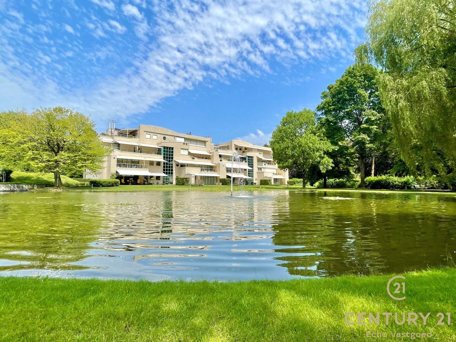 Uniek gelijkvloers royaal appartement gelegen in parkdomein  foto {{pictureIndex}}