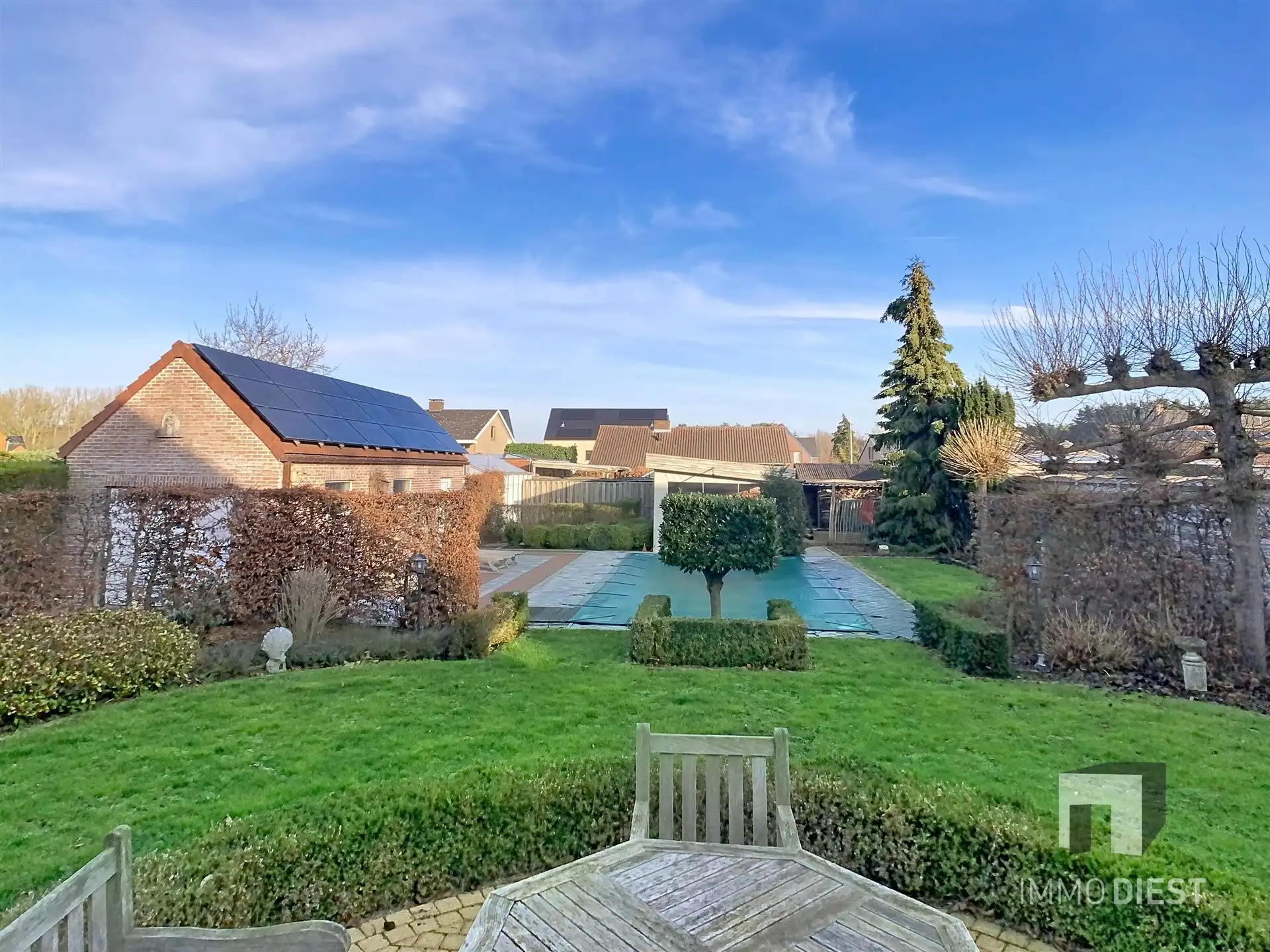 Energiezuinige en prima onderhouden gezinswoning met 4/5 slaapkamers en zwembad op 10 are. foto 39