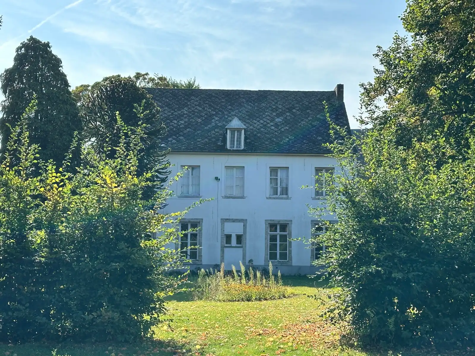 In de schaduw van de kerktoren bevindt zich deze mooie historische idyllische unieke pastorie.   foto 10
