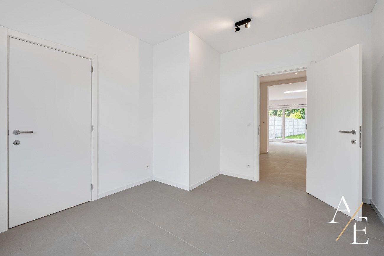 Totaal gerenoveerde energiezuinige gezinswoning inpandige garage en aangename tuin foto 6