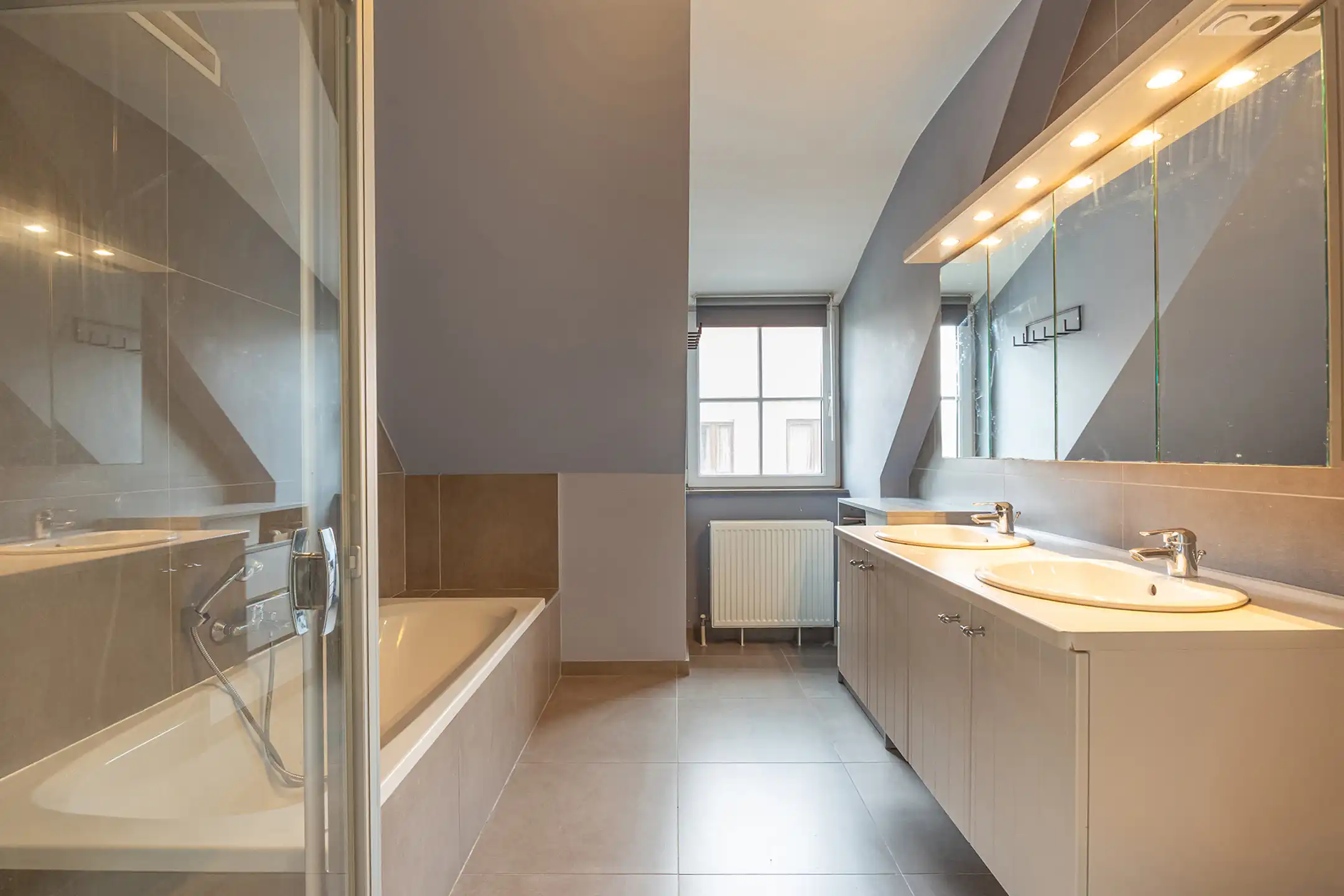 Instapklare recente HOB met 3 slaapkamers, tuin en garage foto 13