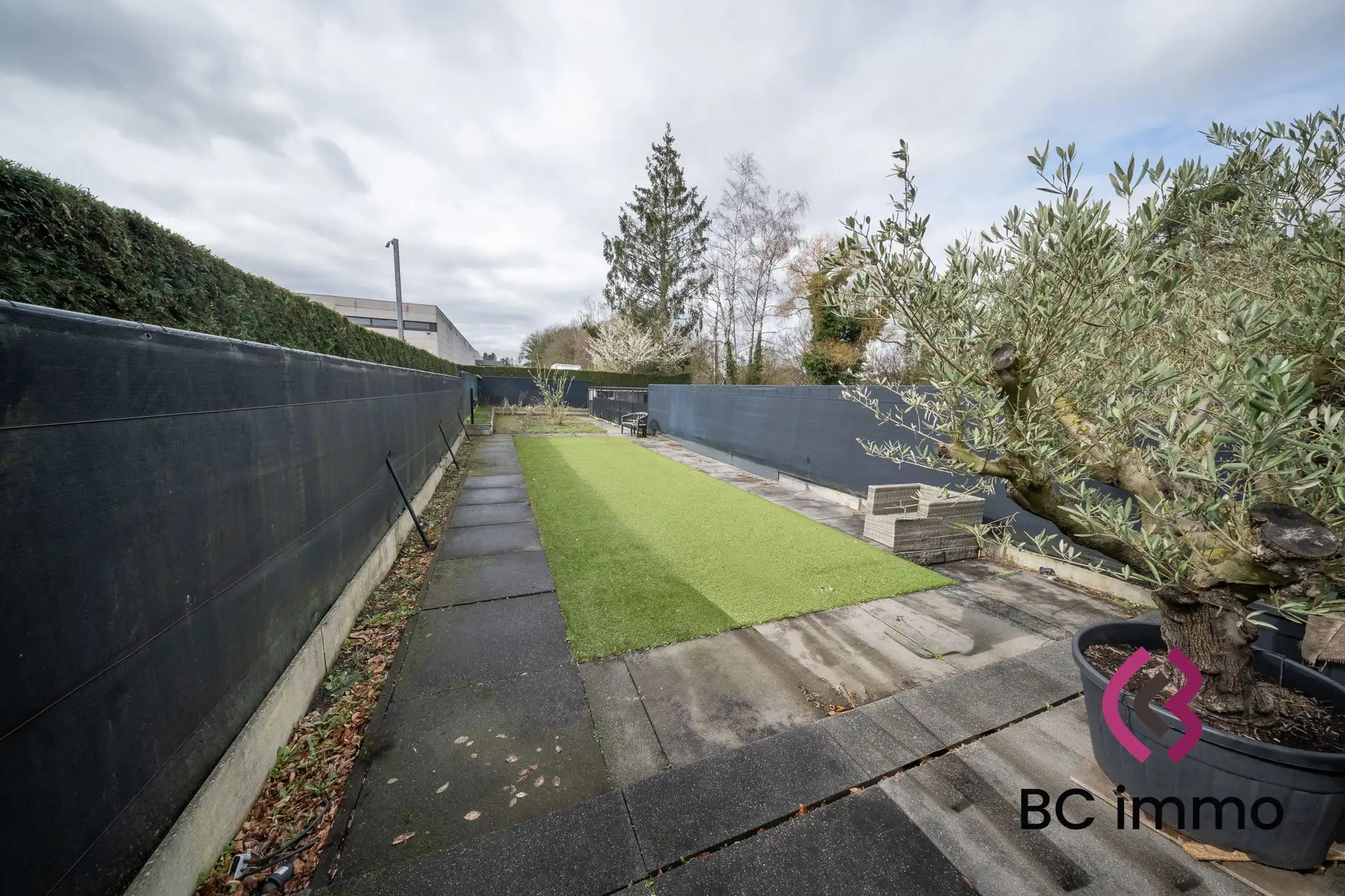 Verhuurde horecazaak met professionele keuken, tuin en ruime bijbouw te koop in Genk foto 9