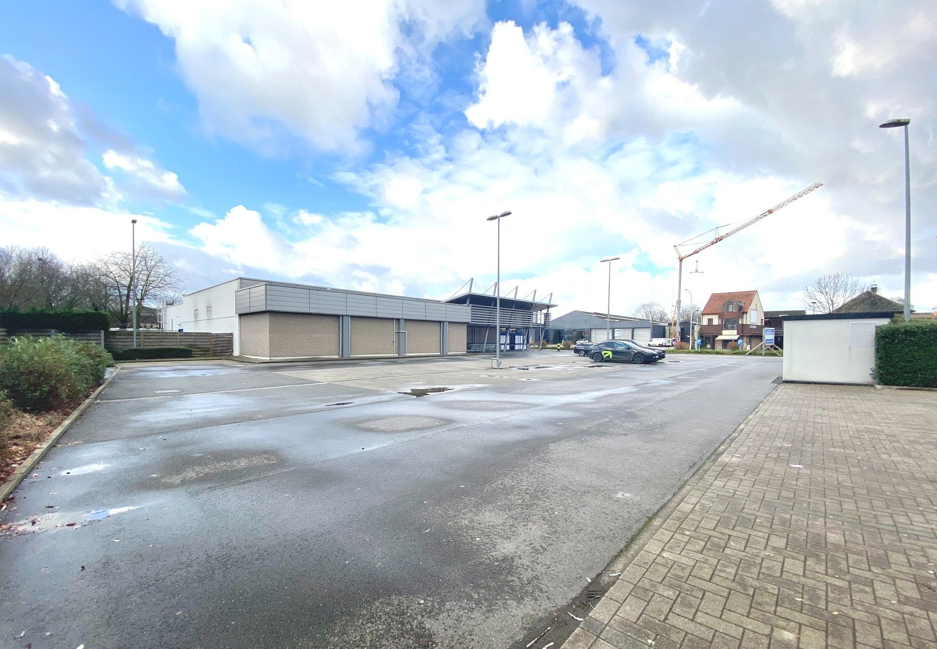 BAANWINKEL / COMMERCIEEL GEBOUW MET PARKING foto 3