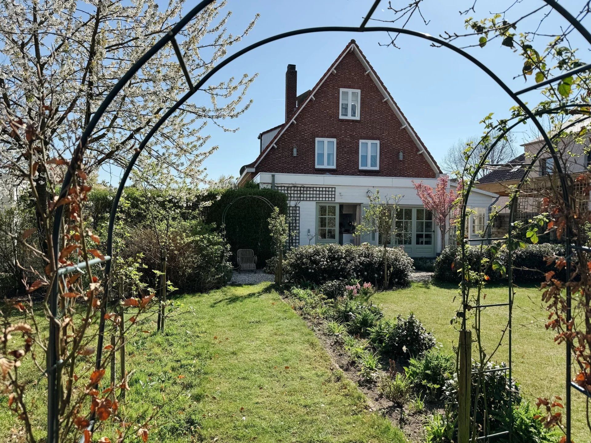 Karaktervolle klokgevel-woning uit 1932 aan de rand van Lommel centrum op een ruim perceel van 1203 m². foto 2