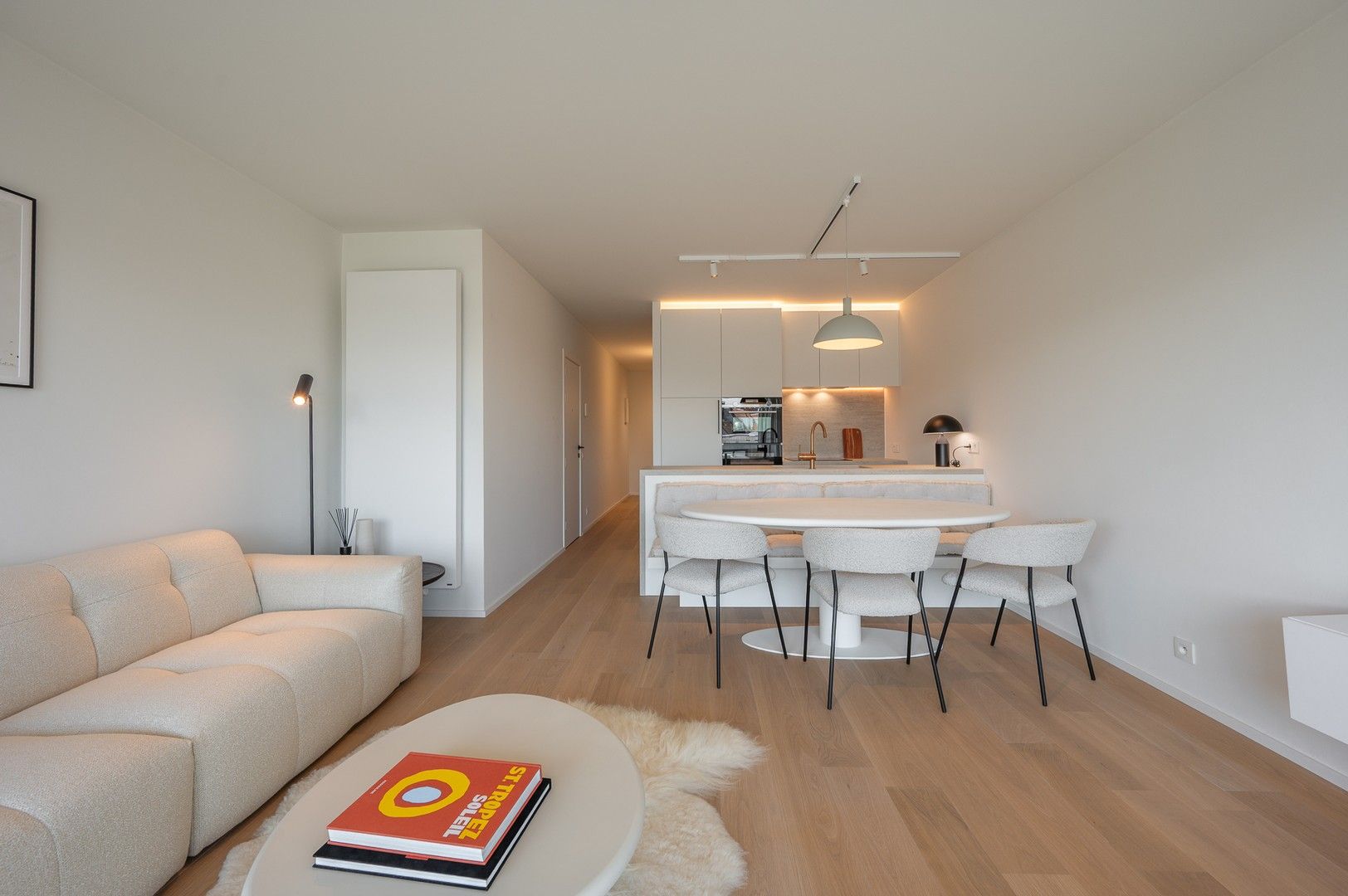 Volledig gerenoveerd appartement met zuidgericht terras heel centraal gelegen op de Kustlaan. foto 3