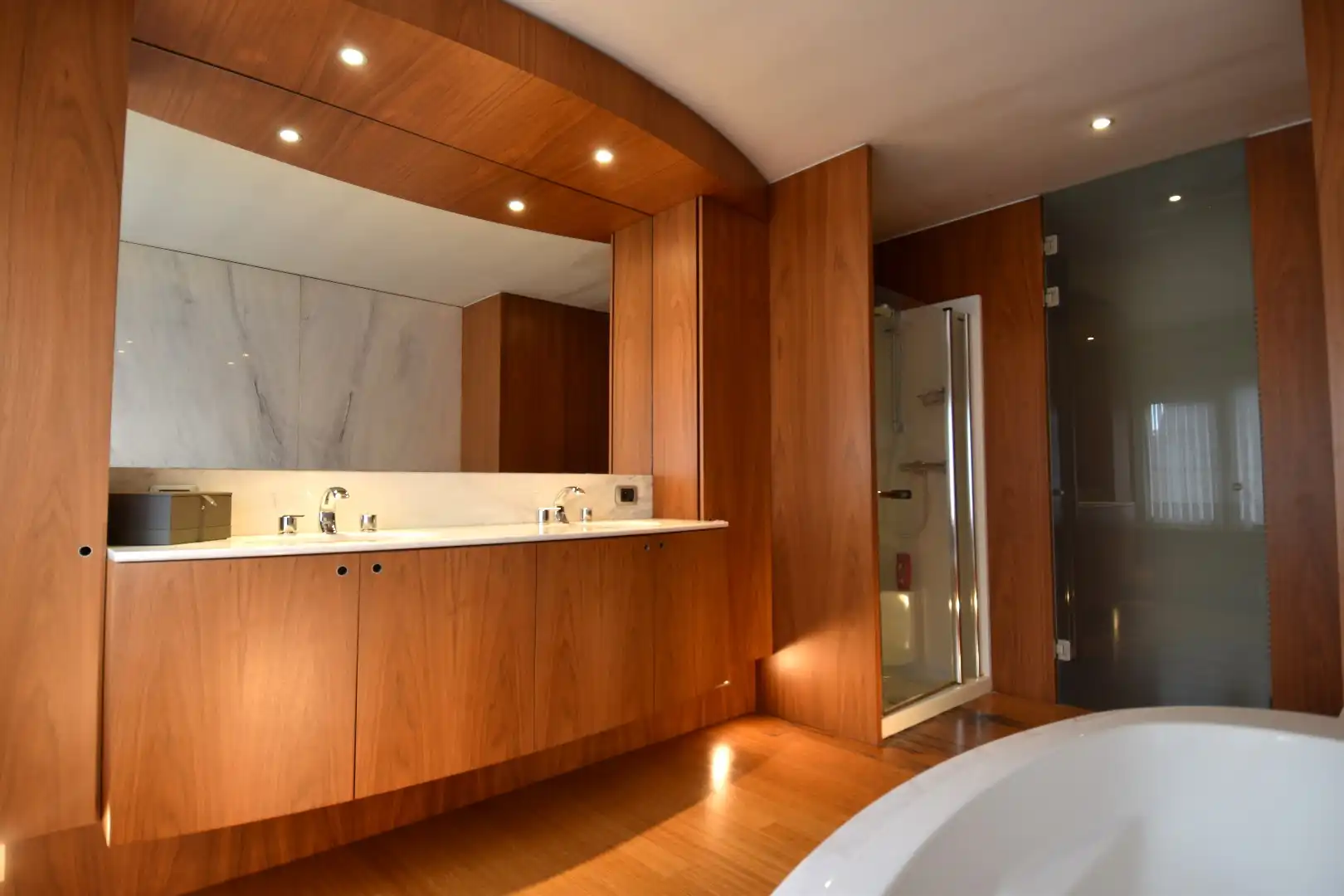 Ruime opslag- en bedrijfsruimtes van in totaal 1.459 m² op een perceel van 3.467 m²  met verzorgde gezinswoning in Bissegem foto 13