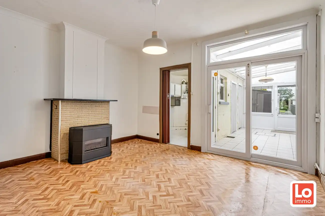 Volledig te renoveren gesloten woning met afzonderlijke garage en een leuke stadstuin op een toplocatie nabij het centrum van Lochristi! foto 6