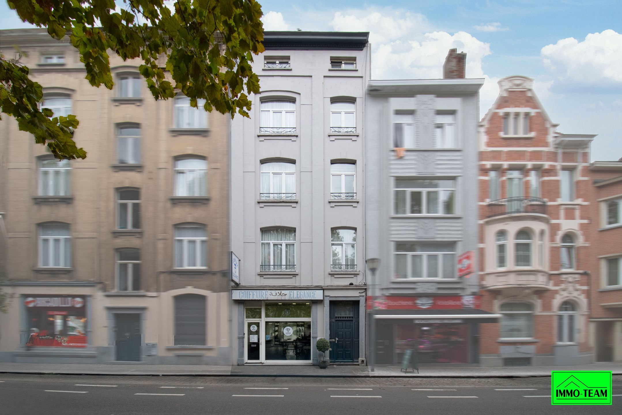 Opbrengsteigendom met handelszaak en 2 duplexappartementen foto {{pictureIndex}}