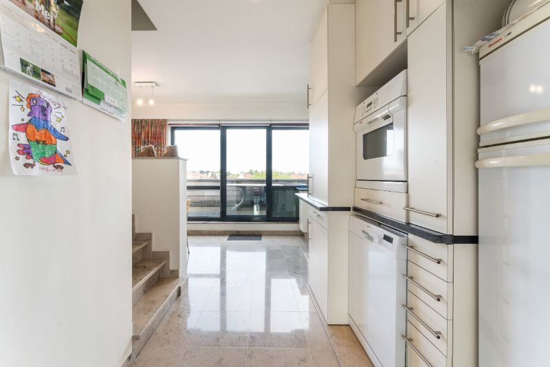 Ruim duplex dakappartement met twee slaapkamers nabij de Grote Markt foto 4