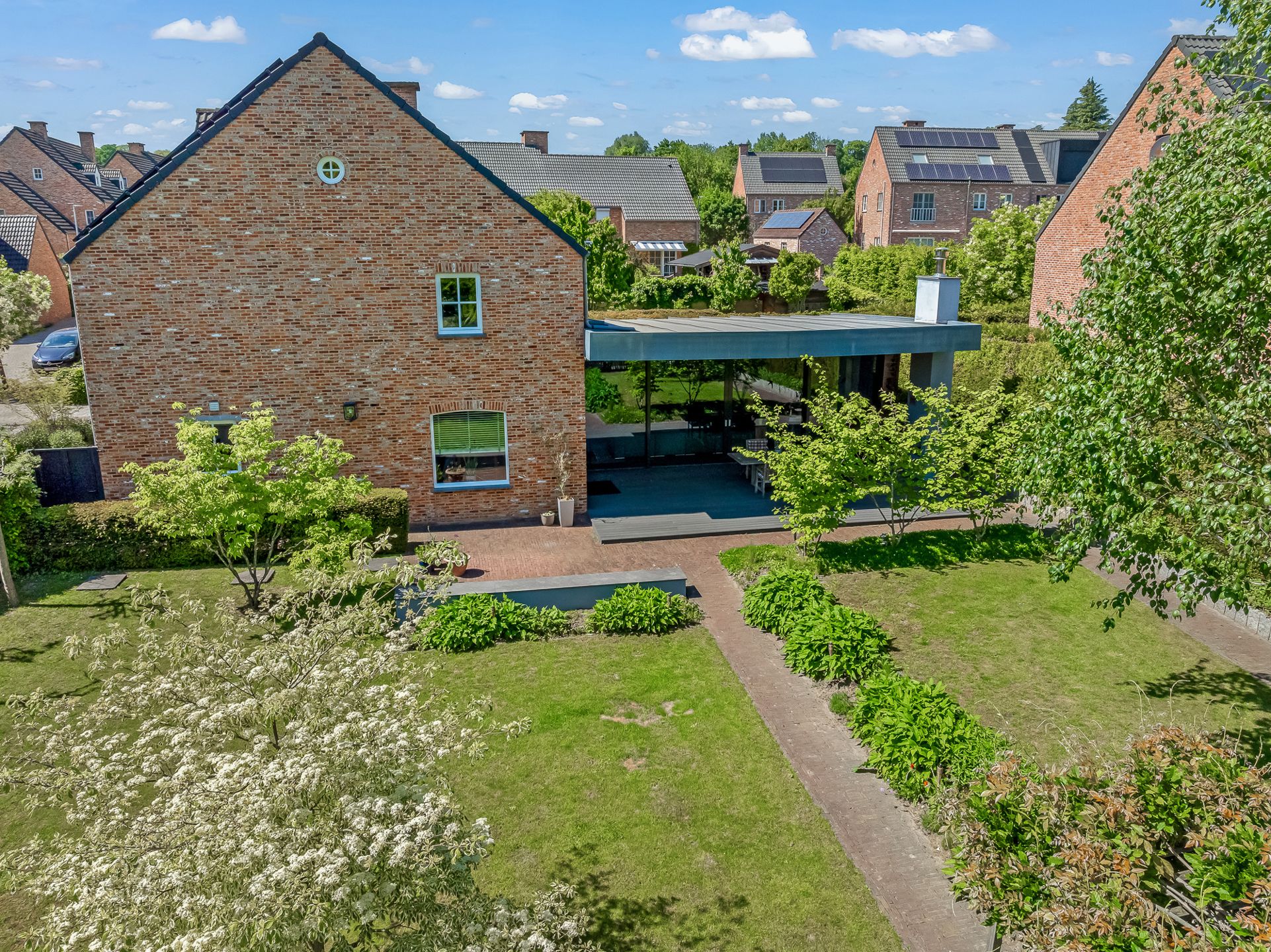 Instapklare woning met tuingerichte aanbouw foto 2