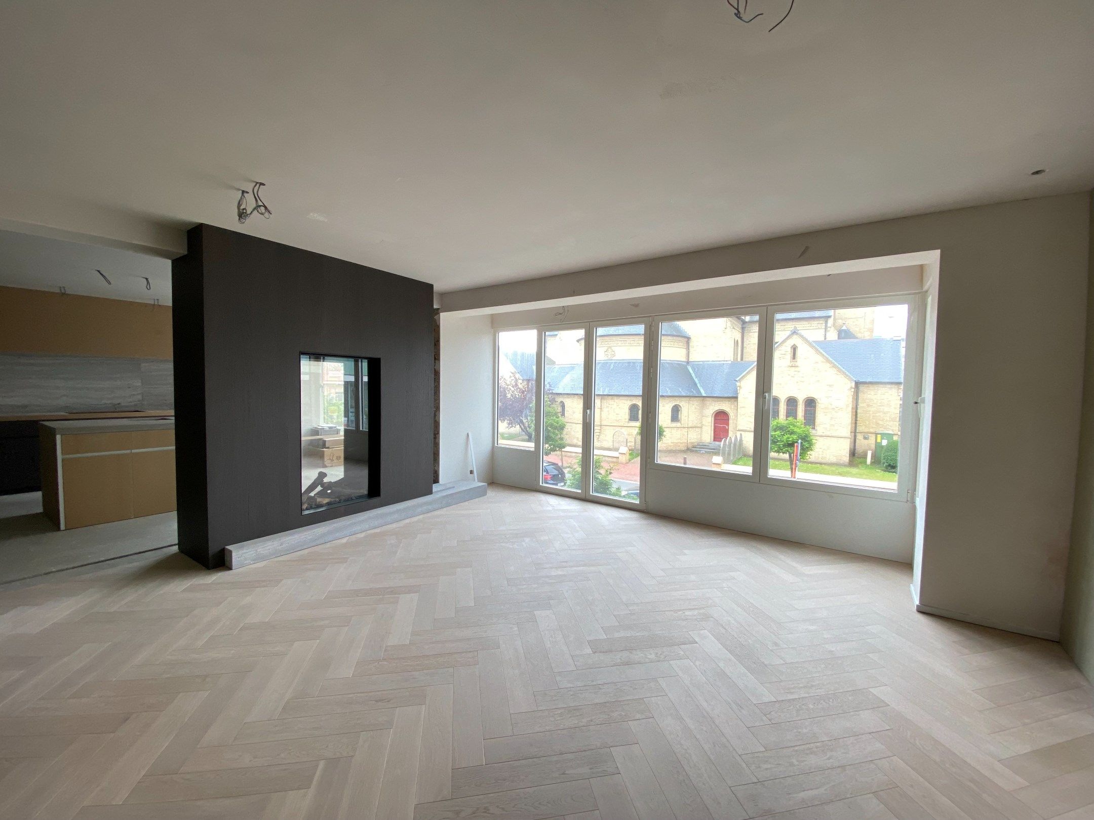  Dit appartement op de eerste verdieping, met een totale oppervlakte van 140 m², bevindt vlakbij de zeedijk en rechtenover de kerk in de Dumortierlaan te Knokke foto 1