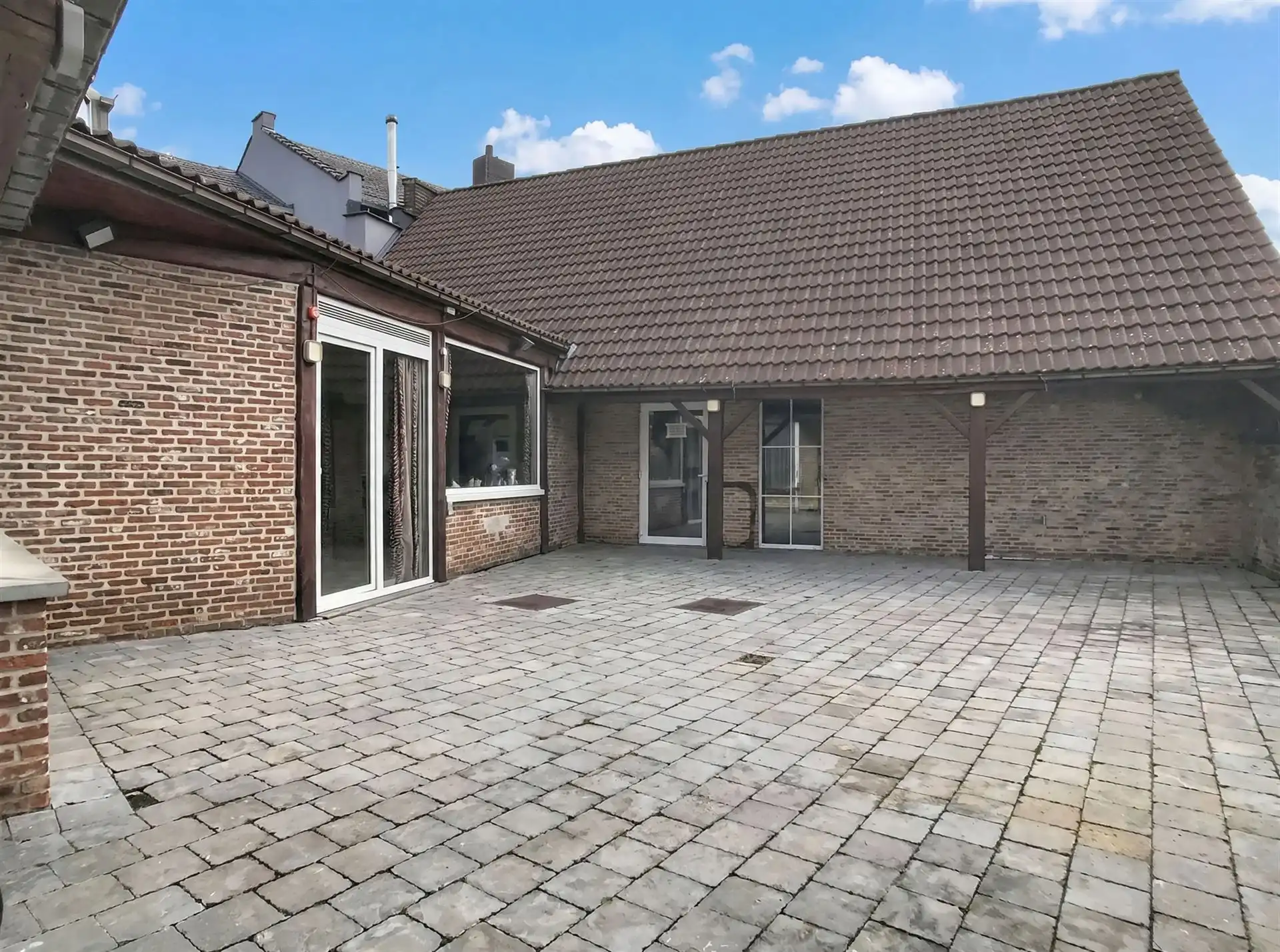 Handelspand met appartement, feestzaal en tuin foto 10