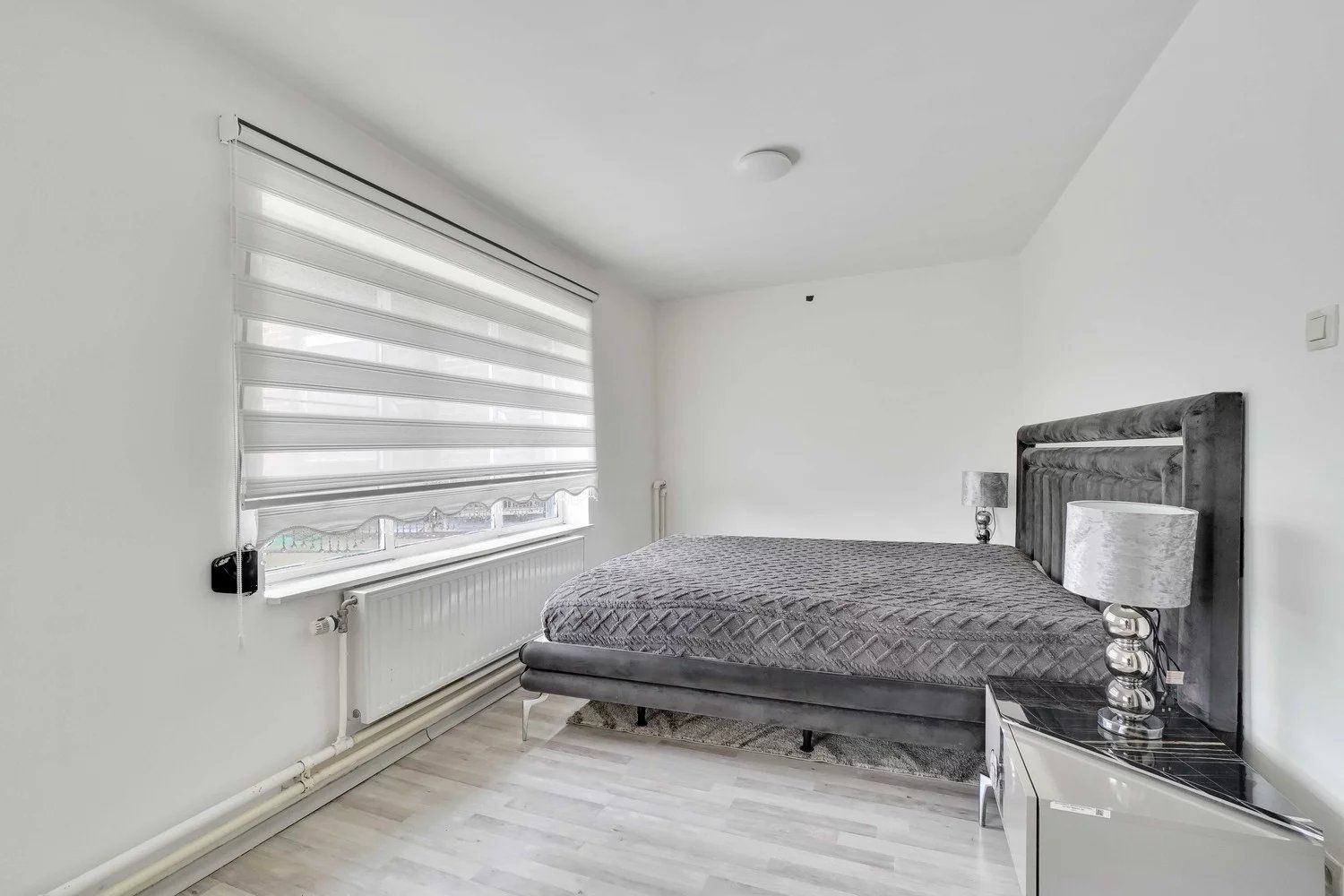 Gerenoveerde gezinswoning met vier slaapkamers foto 12
