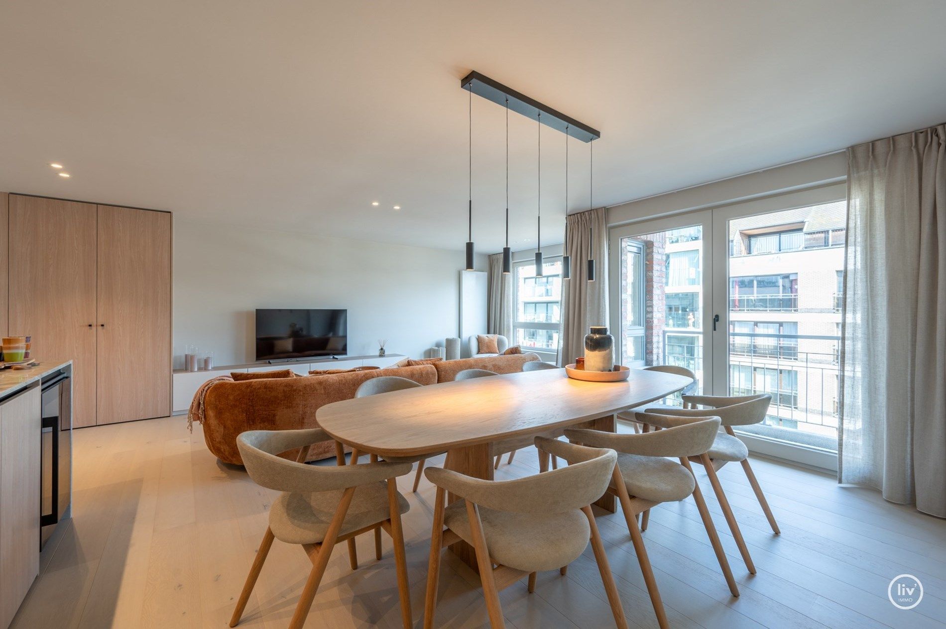 Uniek gerenoveerd appartement met een prachtige gevelbreedte centraal gelegen op de Lippenslaan te Knokke.  foto 22