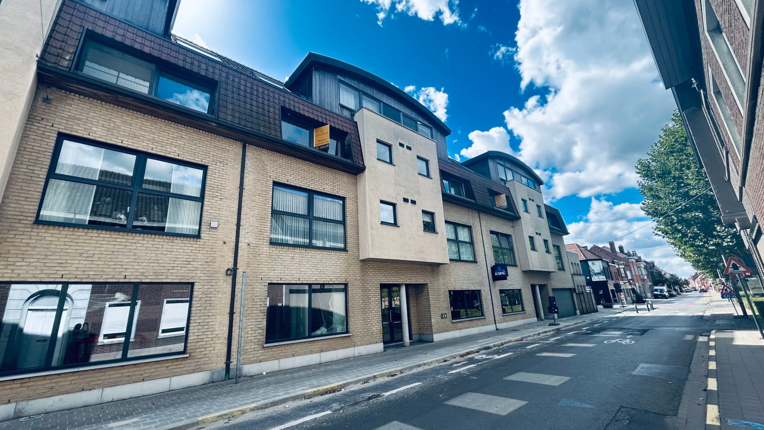Verzorgd appartement in Deerlijk-centrum met 2 slpks., terras, autostaanplaats & kelderberging foto {{pictureIndex}}