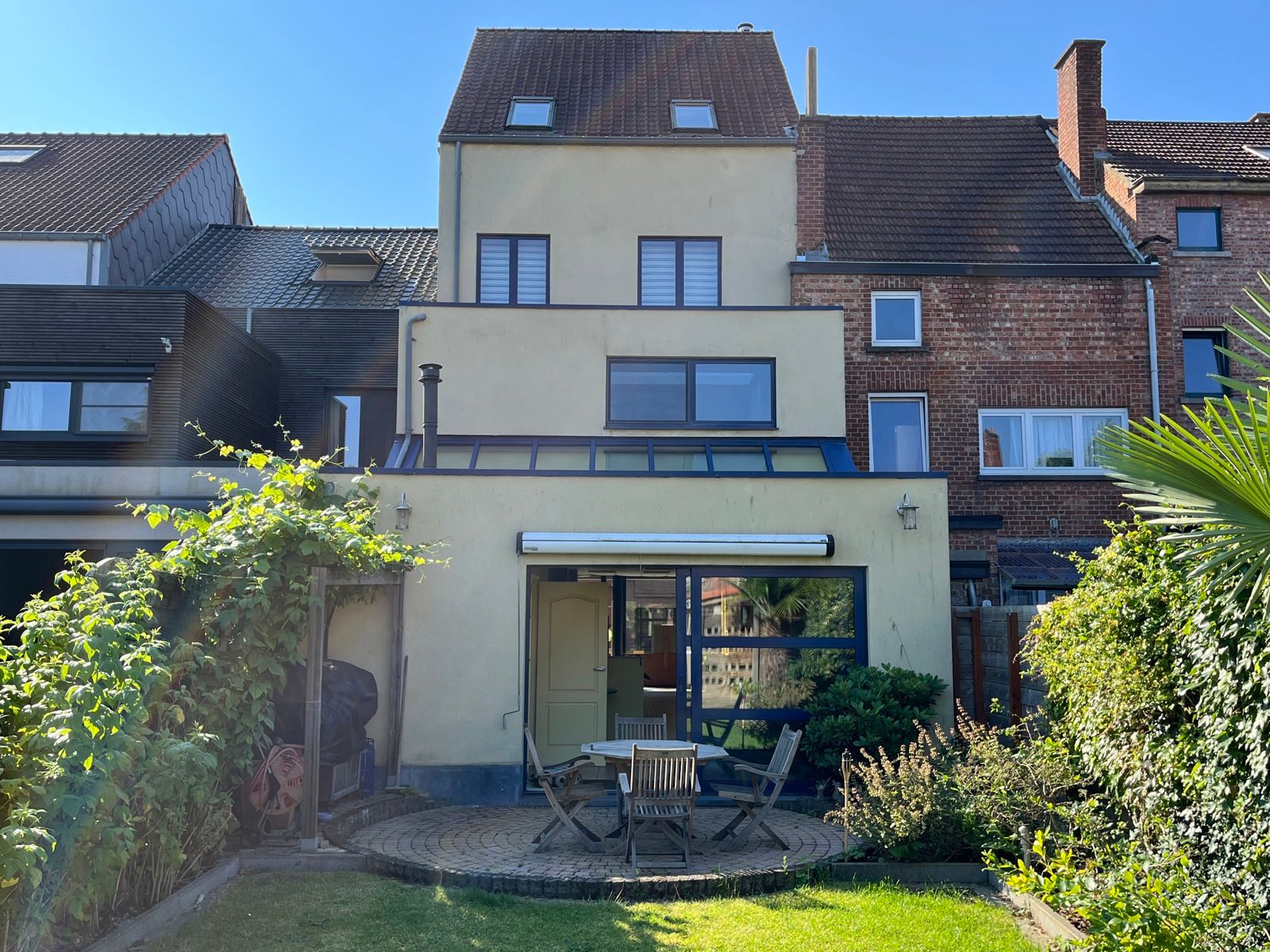 grote woning met mooie tuin foto 2