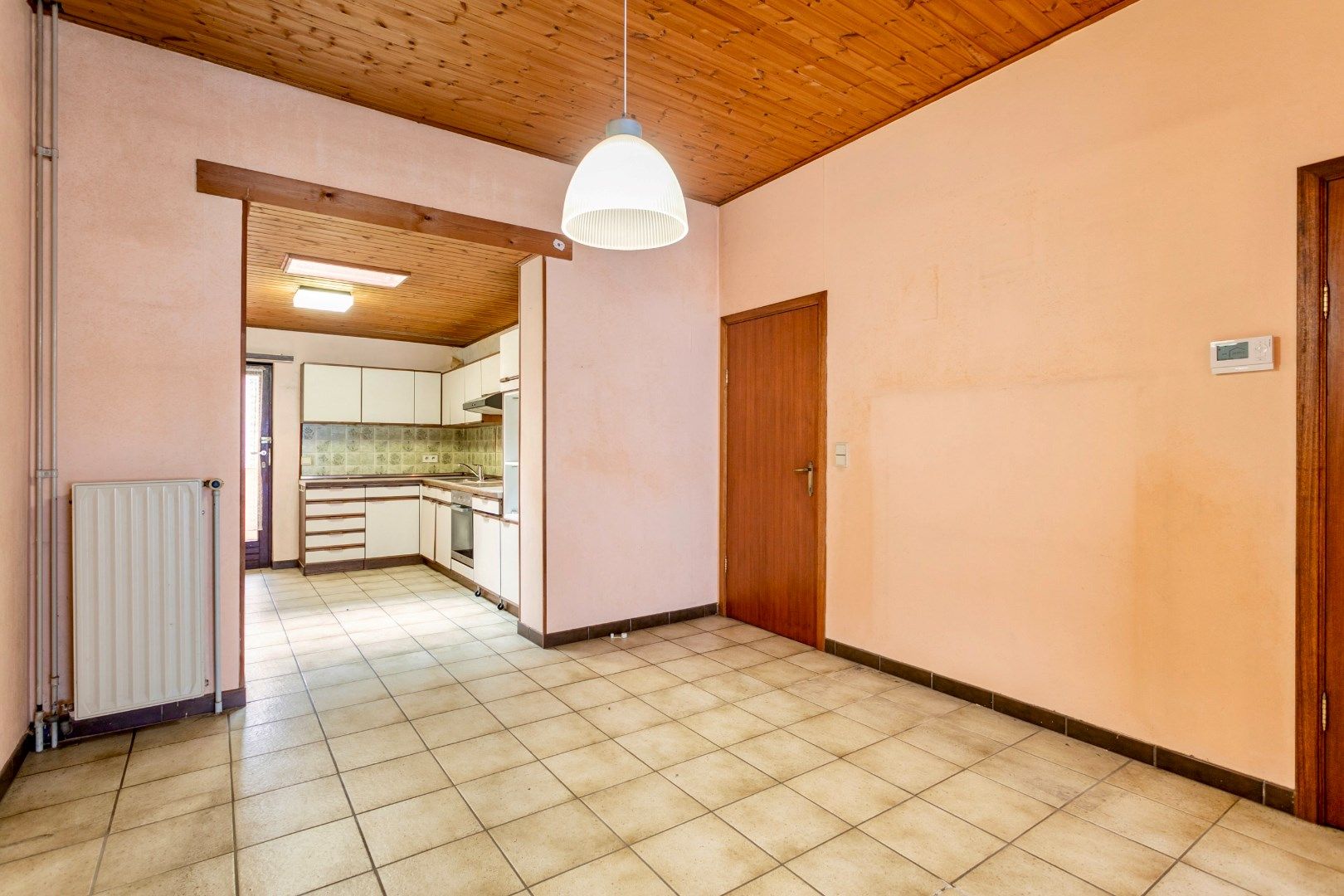 Te renoveren woning met veel potentieel foto 4