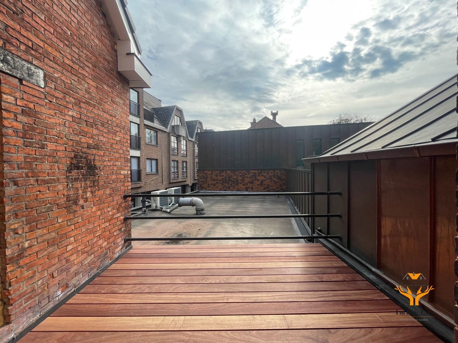 TE HUUR: Gerenoveerd appartement op Markt Zele foto 9