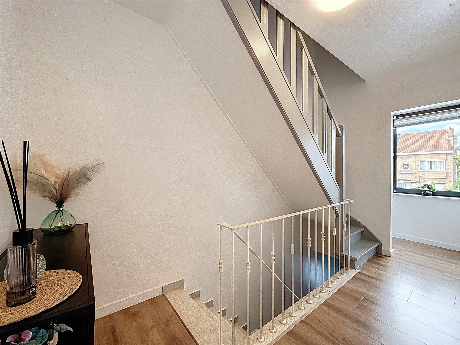 Prachtige instapklare woning met 3 slaapkamers en 3 garages. foto 6