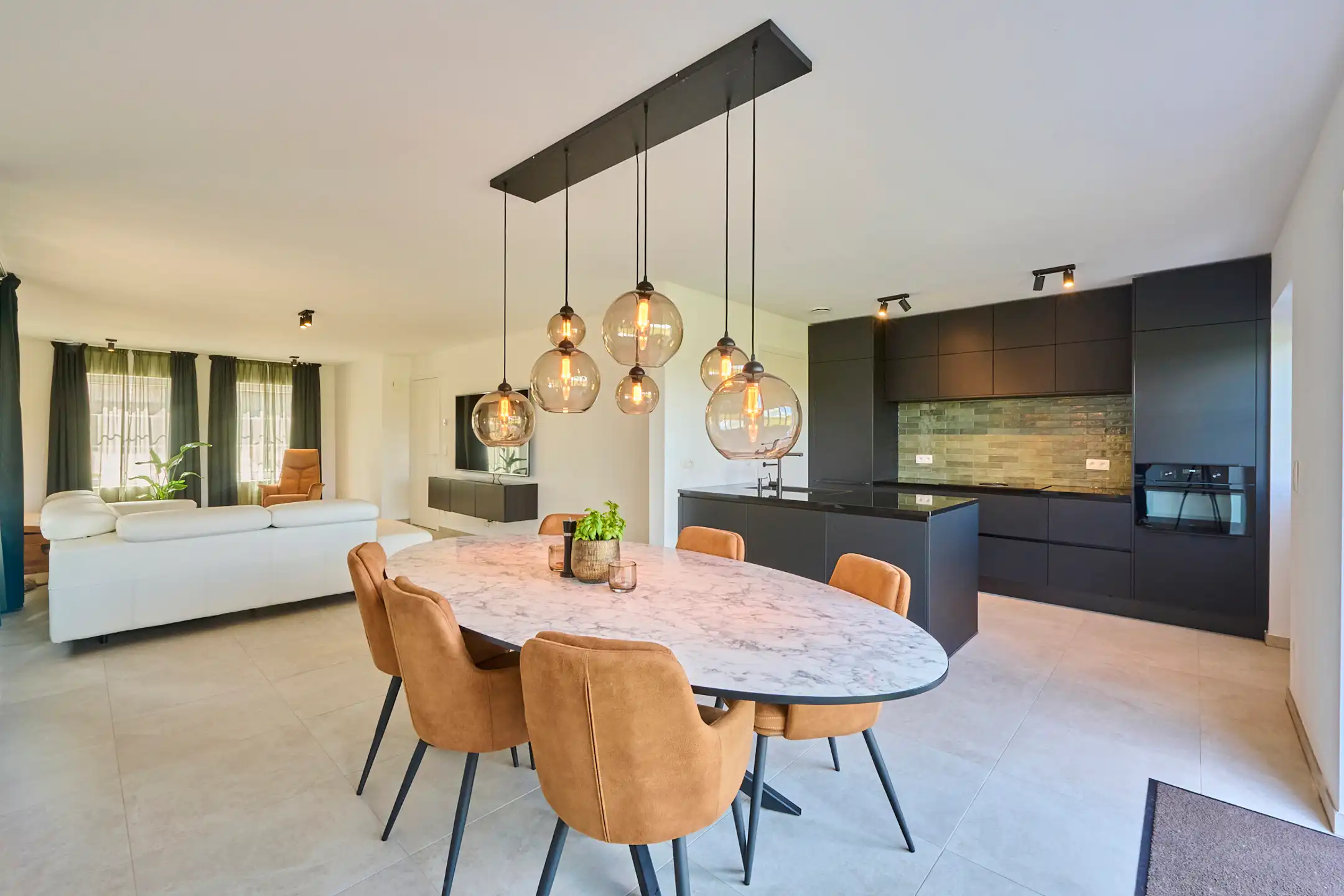 Ruime instapklare gezinswoning met zicht op achterliggend groen.&nbsp; foto {{pictureIndex}}