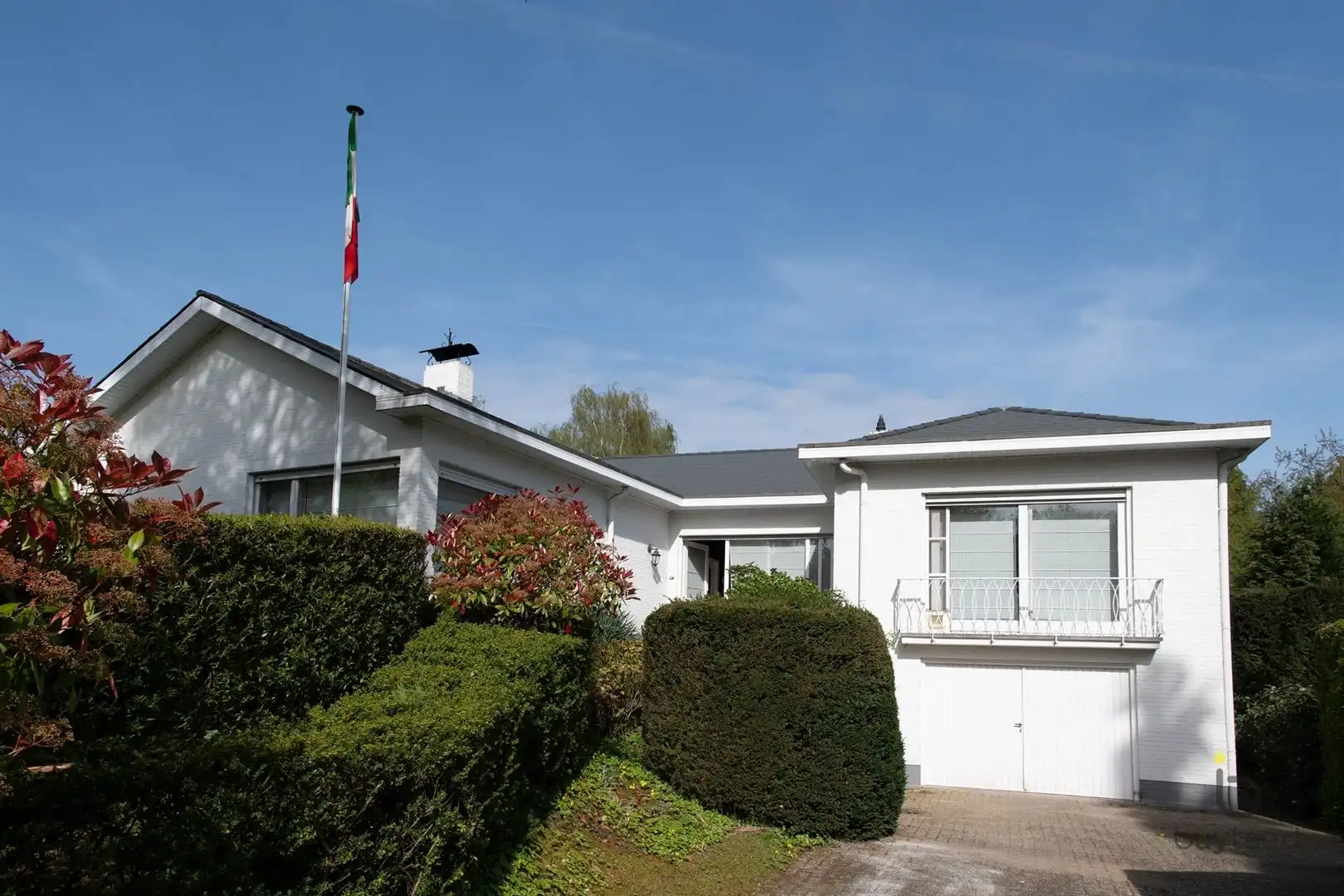 Hoofdfoto van de publicatie: LICHTRIJK WONEN OP DE GRENS VAN SCHILDE EN ZOERSEL: OP TE FRISSEN SPLIT-LEVEL WONING MET TUIN EN ZWEMBAD.