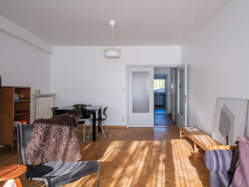 Een stijlvol appartement in de&nbsp;Sportstraat, met een warm mid-century karakter en hedendaags wooncomfort. foto 3