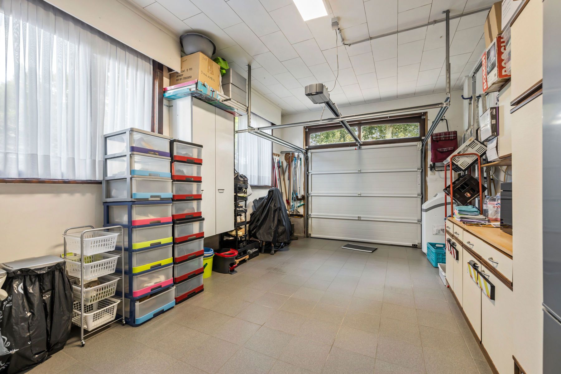 ONDER OPTIE Ruime villa in zeer goede staat met grote garage foto 14