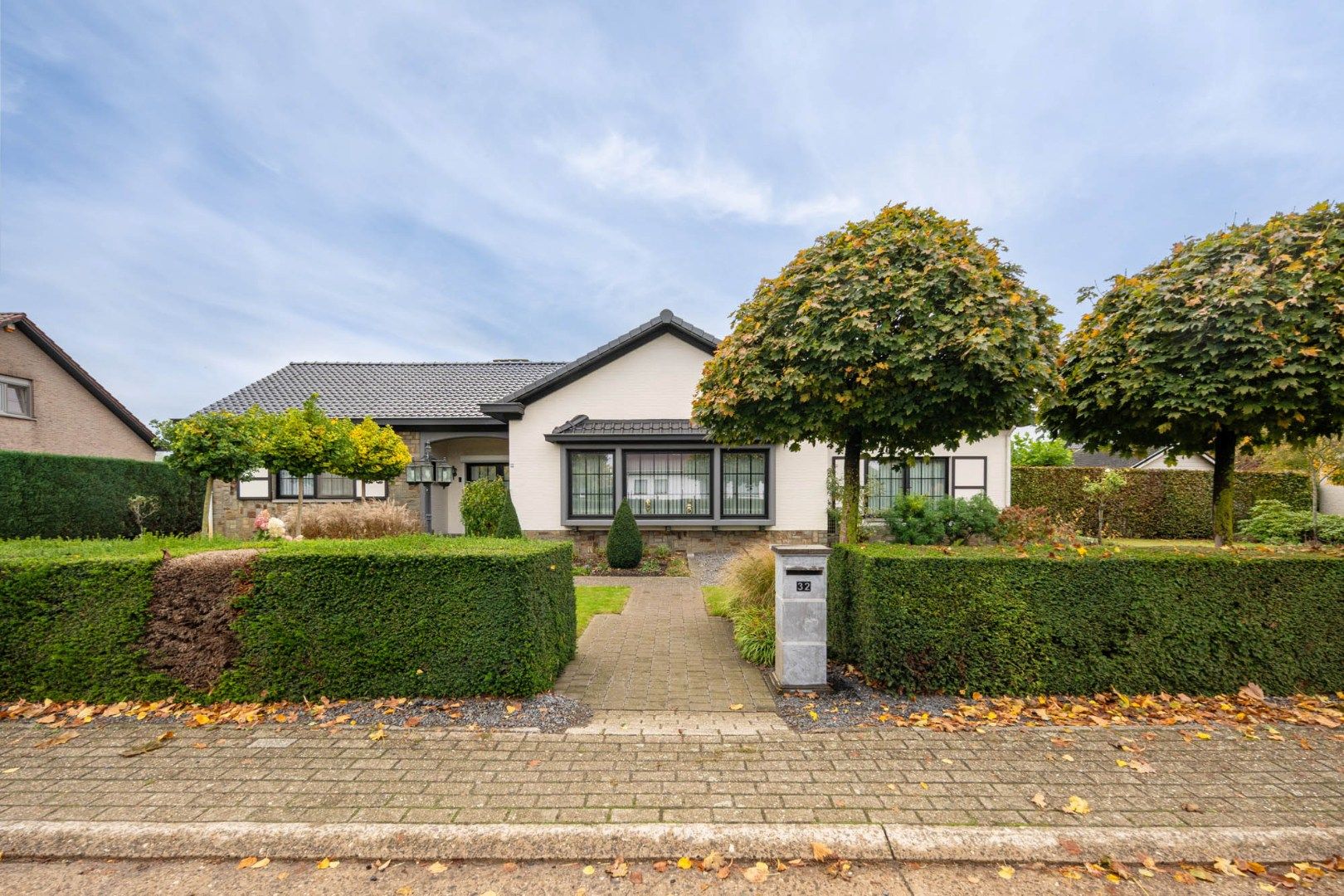 Ruim, goed afgewerkt gelijkvloers landhuis op een perceel van 13a20ca  nabij het centrum van Neeroeteren!  foto 2