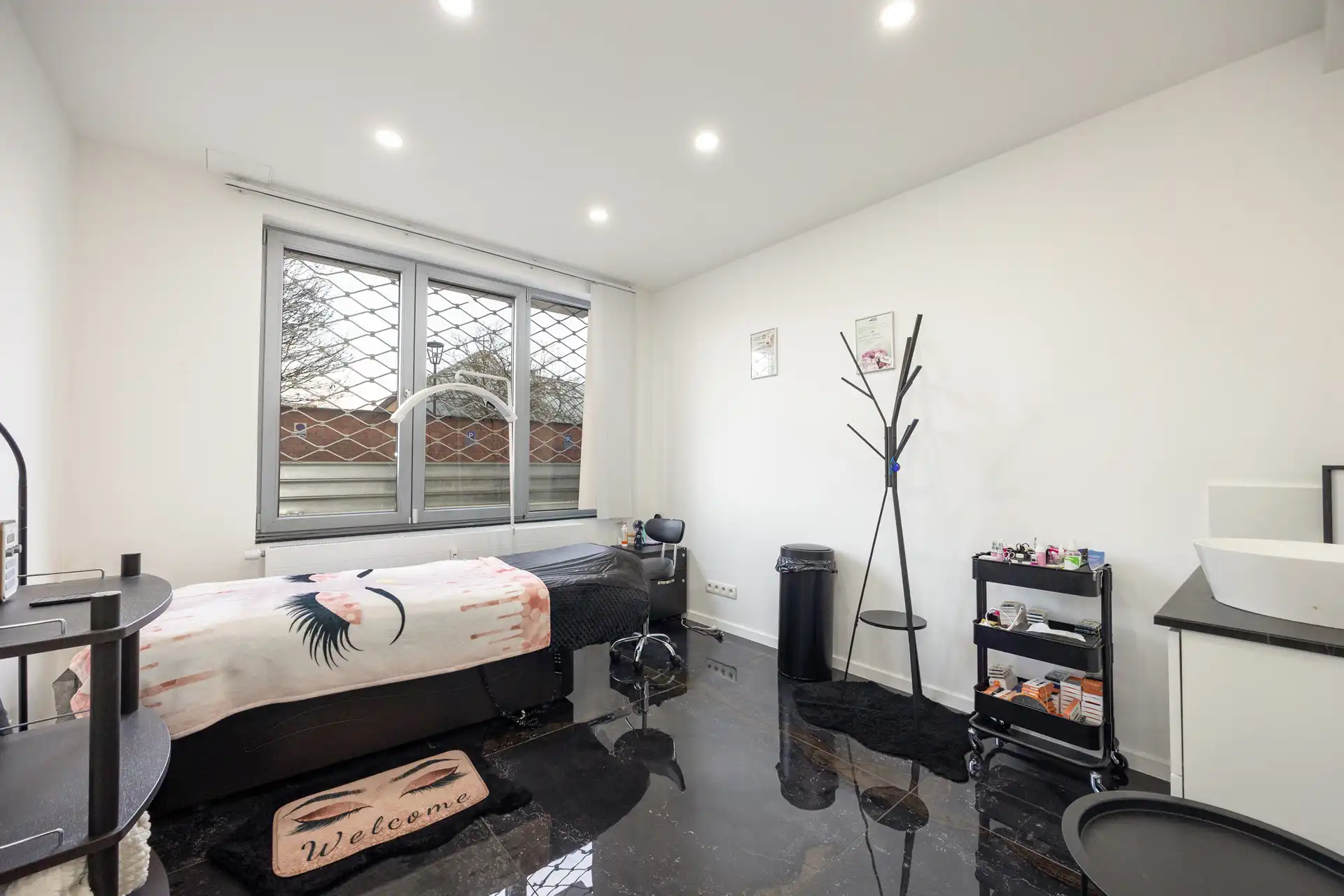 Volledig gerenoveerd beautysalon/kapsalon met 2 parkings foto 12