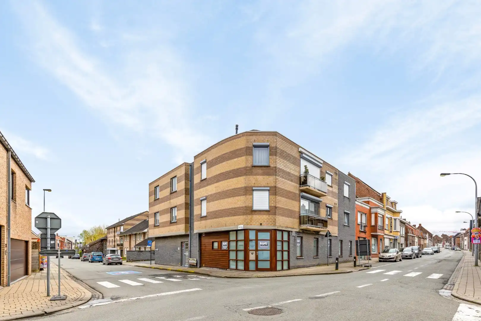 Mooi lichtrijk appartement met garage in Lauwe centrum! foto {{pictureIndex}}