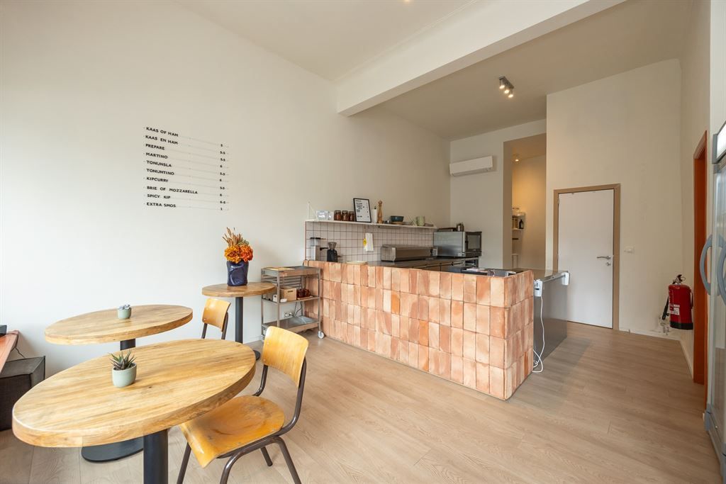 Gerenoveerde handelszaak in Antwerpen Zuid foto {{pictureIndex}}