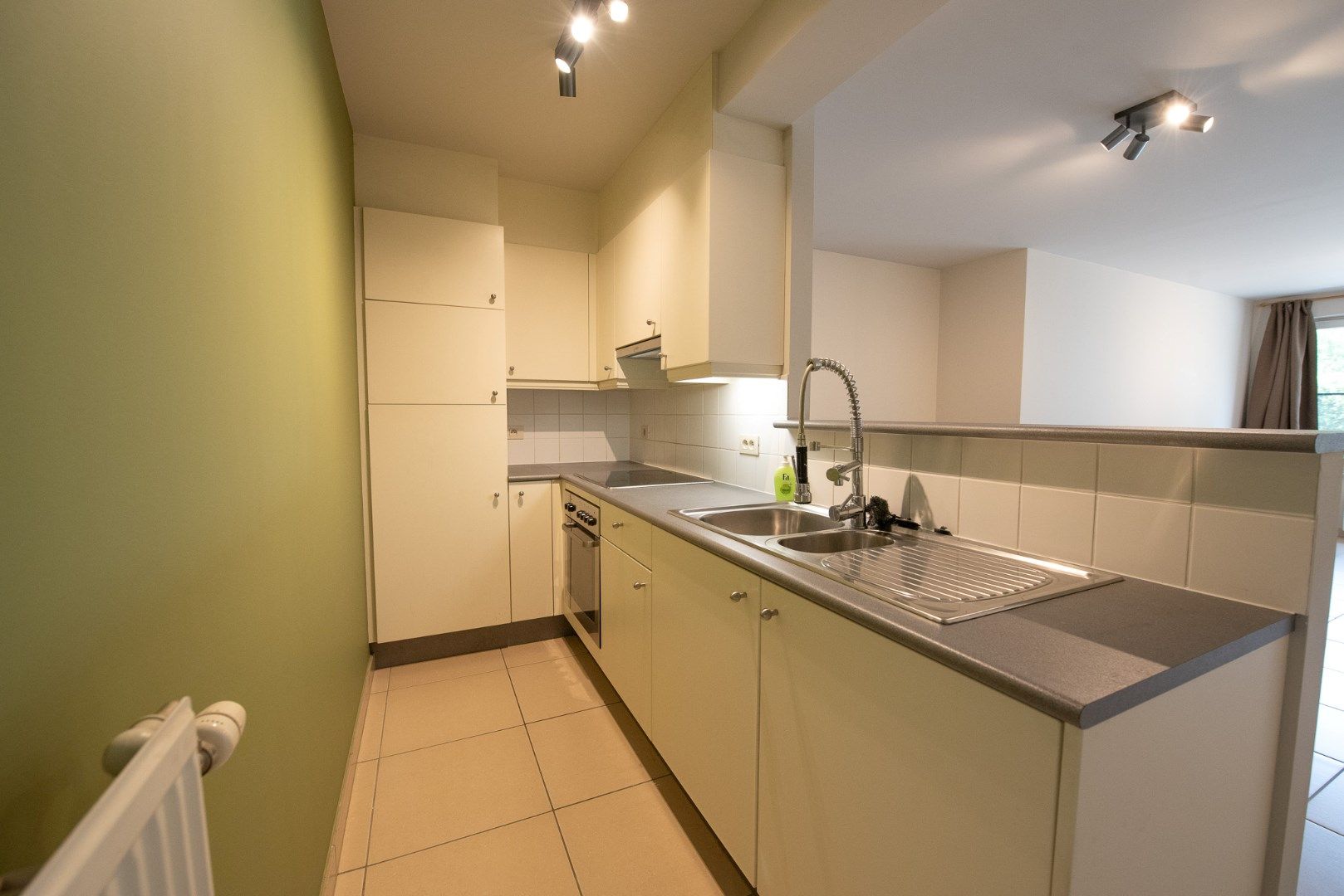 Centraal gelegen, gelijkvloers appartement met 1 slaapkamer en garage. foto 4