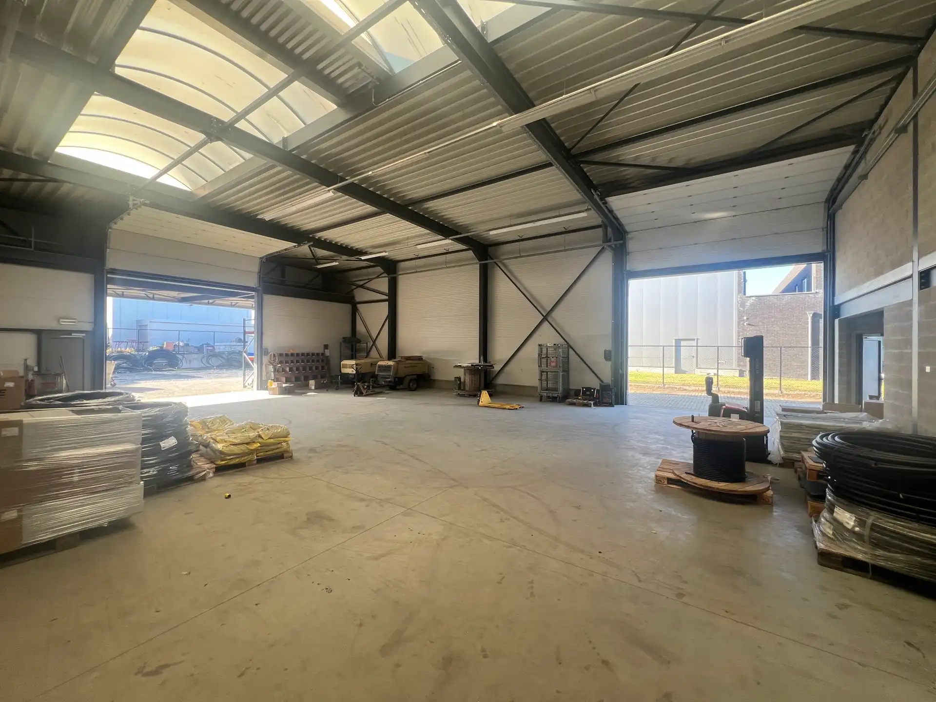 MULTIFUNCTIONEEL BEDRIJFSGEBOUW MET APPARTEMENT EN BUITENTERREIN foto 4