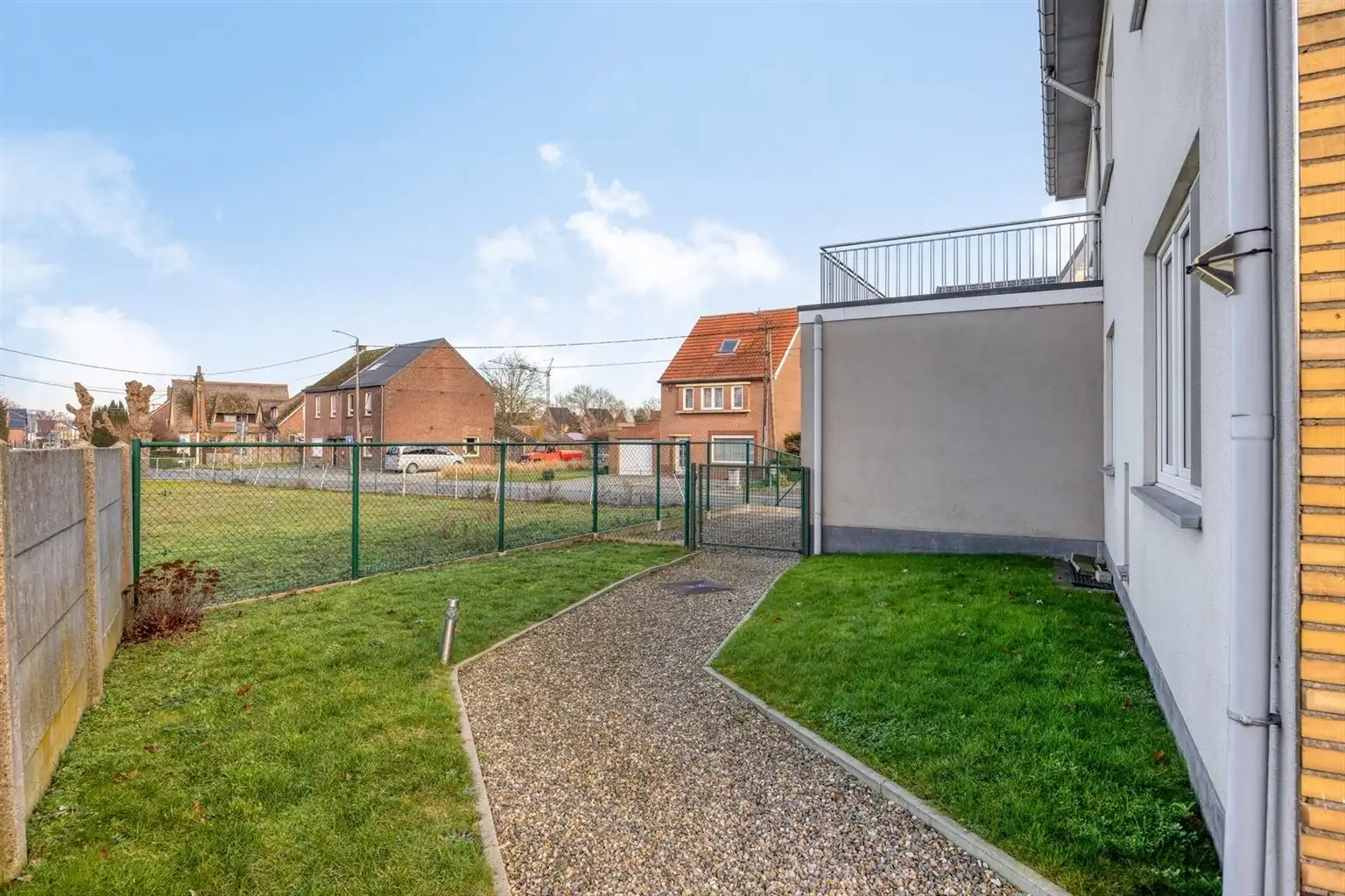 Zeer ruim, gelijkvloers appartement met 3 slaapkamers, tuin, inpandige garage en extra parkeergelegenheden gelegen nabij het centrum van Maaseik. foto 16