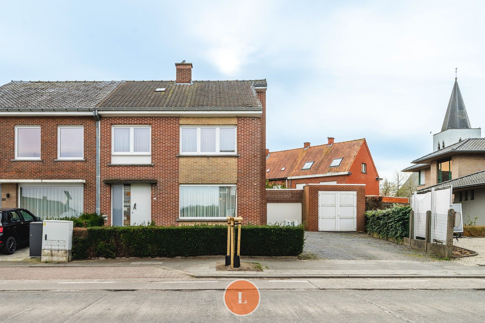 Te renoveren halfopen woning met 3 slaapkamers en 2 garages te Izegem! foto {{pictureIndex}}