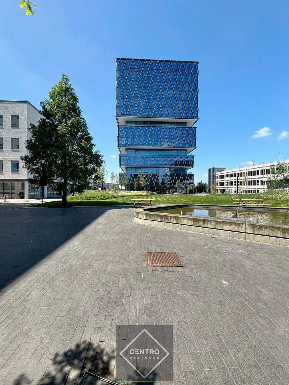 SCHERP GEPRIJSDE kantoorruimte (±240m²) met prachtige zichten in de Westwing Tower op de derde verdieping ! foto 3