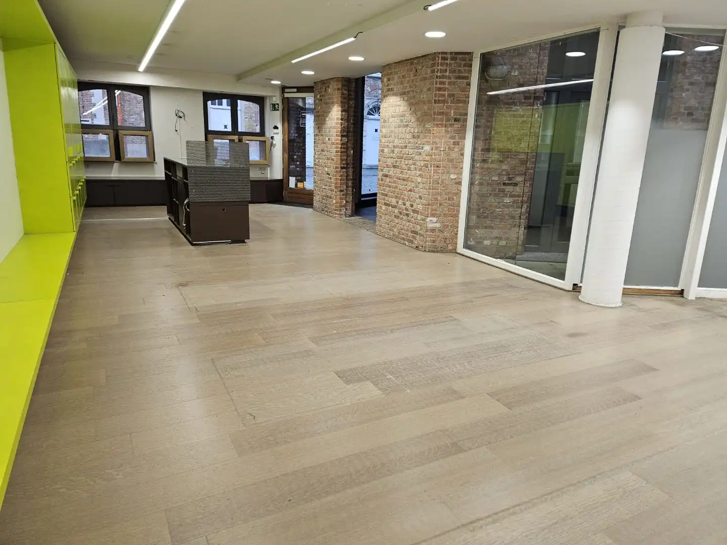 Uiterst goed gelegen winkelruimte met berging in toeristische Katelijnestraat in Brugge centrum! foto 2