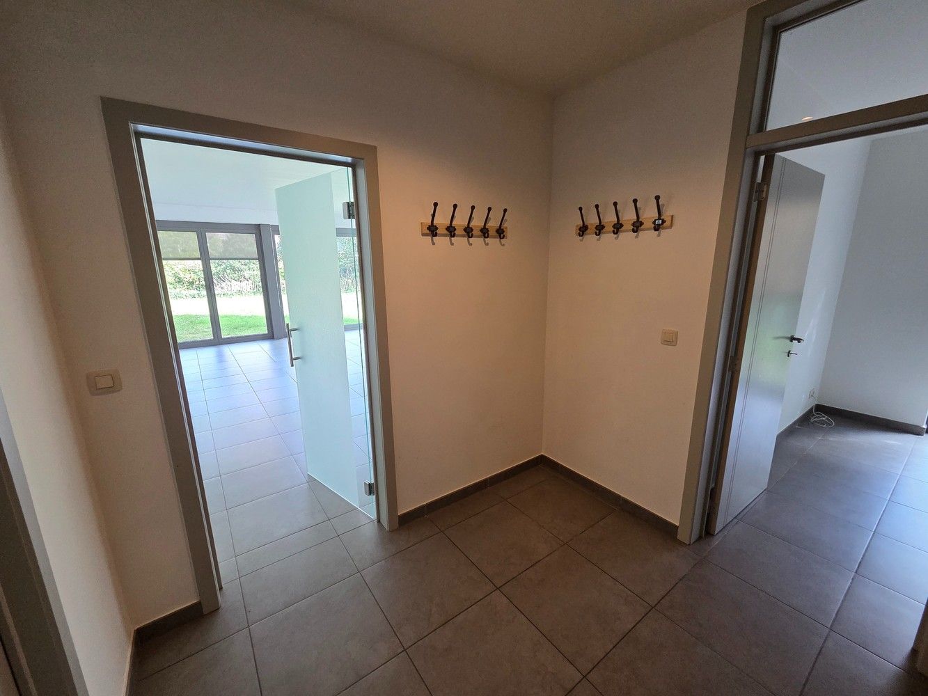 Clusterwoning met 4 ruime slaapkamers, tuin en 2 ondergrondse staanplaatsen. foto 10