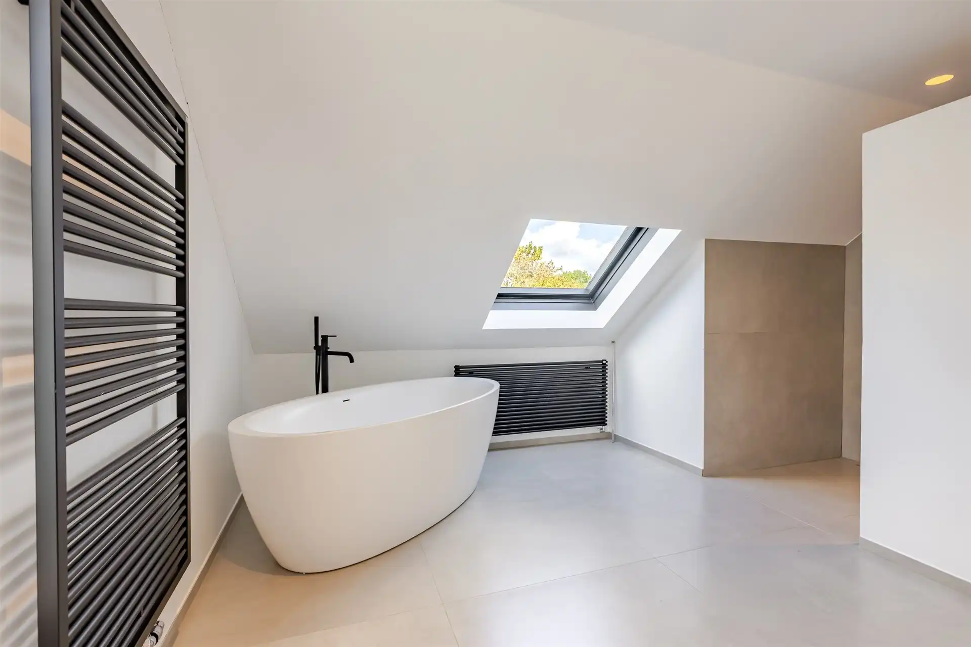 Riante woning met 4 slaapkamers , tuin en praktijk foto 41