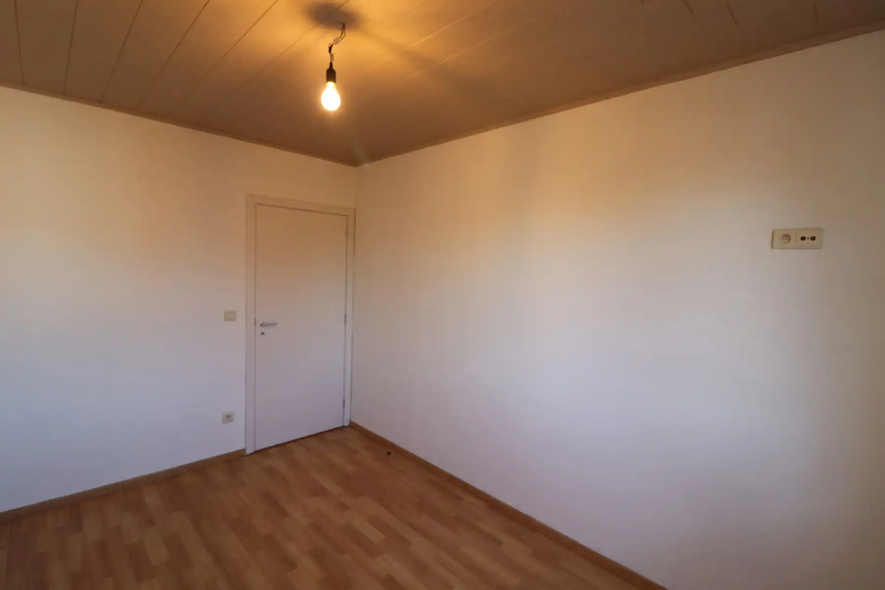 Ruim 2-slaapkamerappartement met terras en lift op de 1ste verdieping links met garage foto 12
