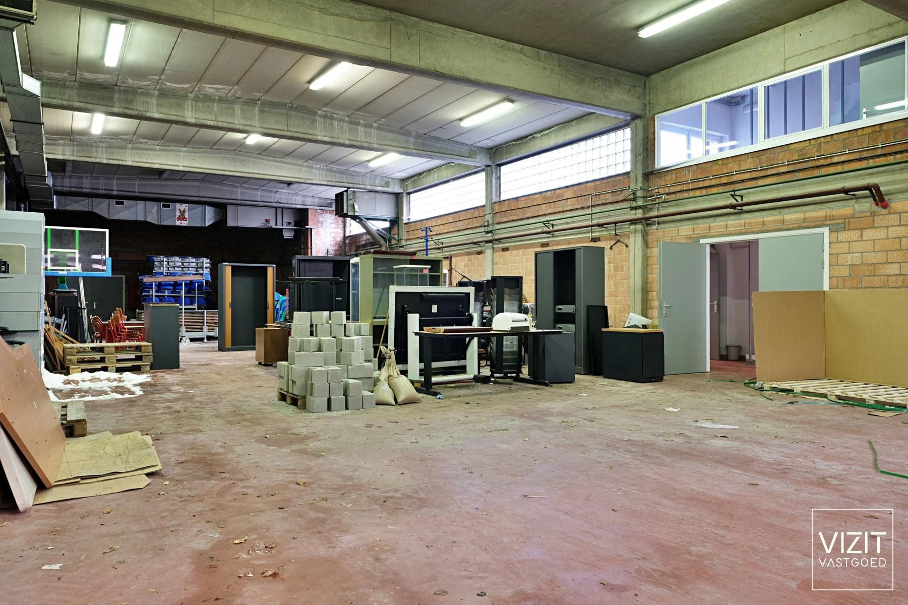 Gebouw met loods/magazijn foto 2