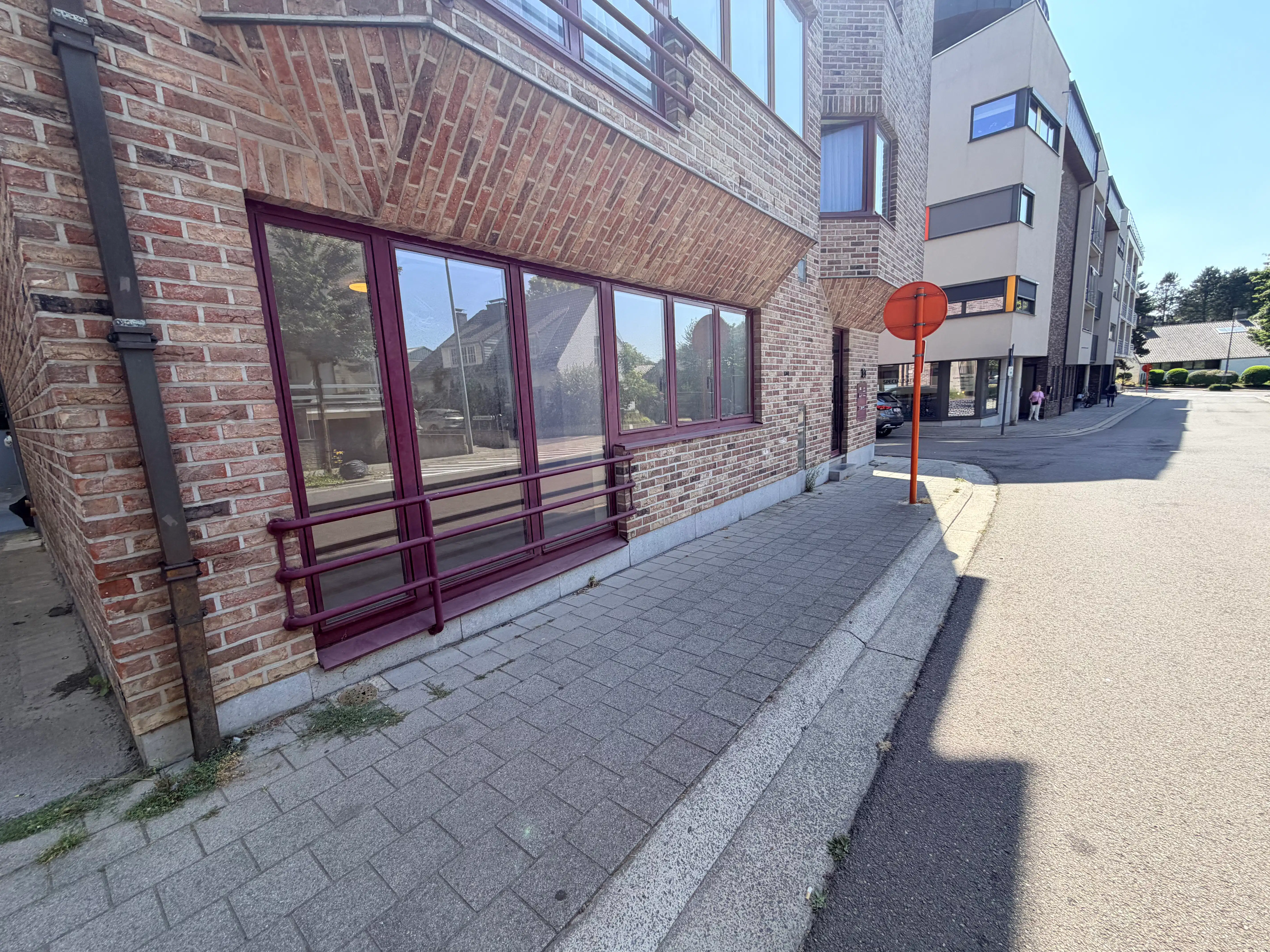 --- NIEUW --- Mooi gerenoveerd, gelijkvloers gelegen appartement. foto 2