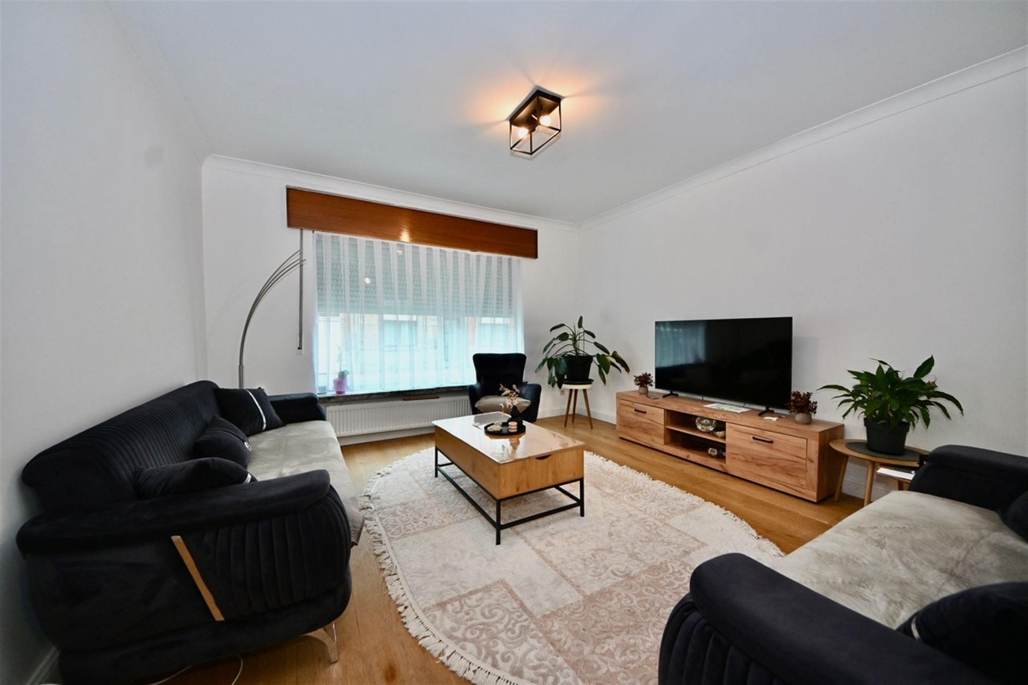 Gerenoveerde woning met 4 slaapkamers en tuin.  foto 2