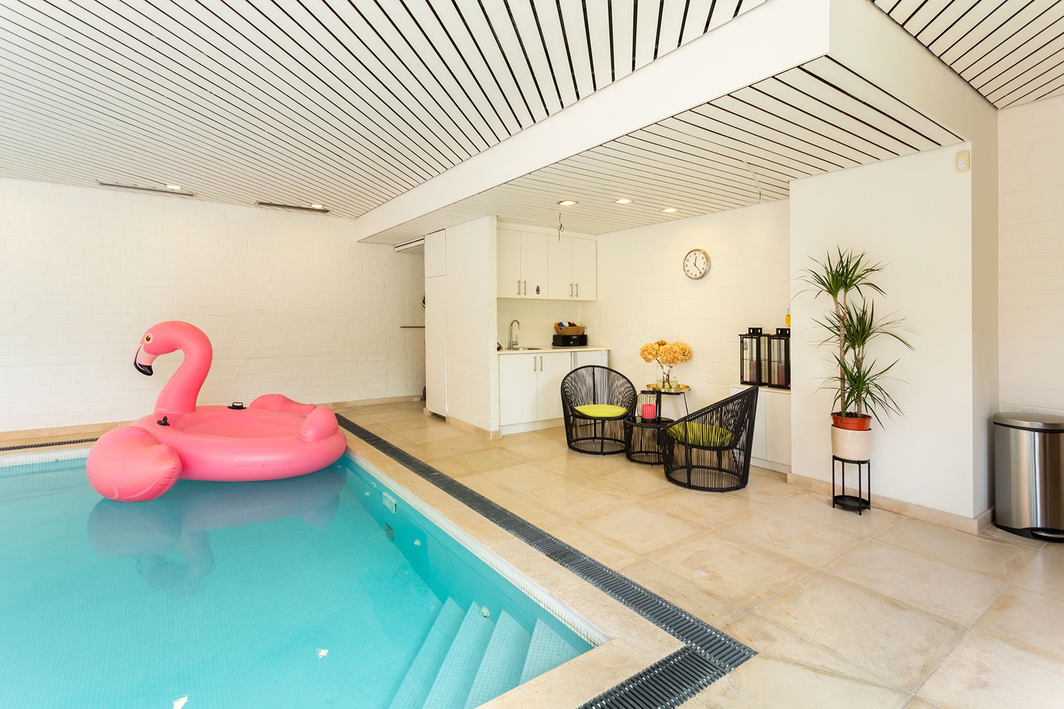 Topgelegen architectenwoning met ruim tuin en binnenzwembad. foto 42